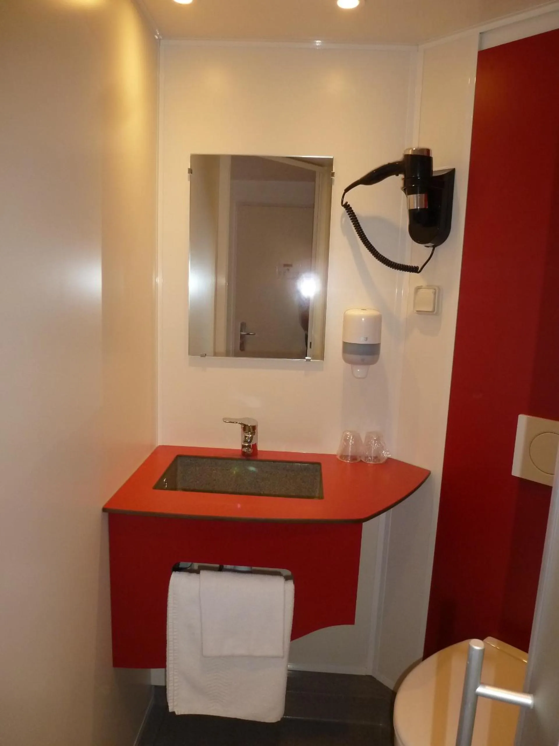 Bathroom in initial by balladins Bordeaux / Eysines