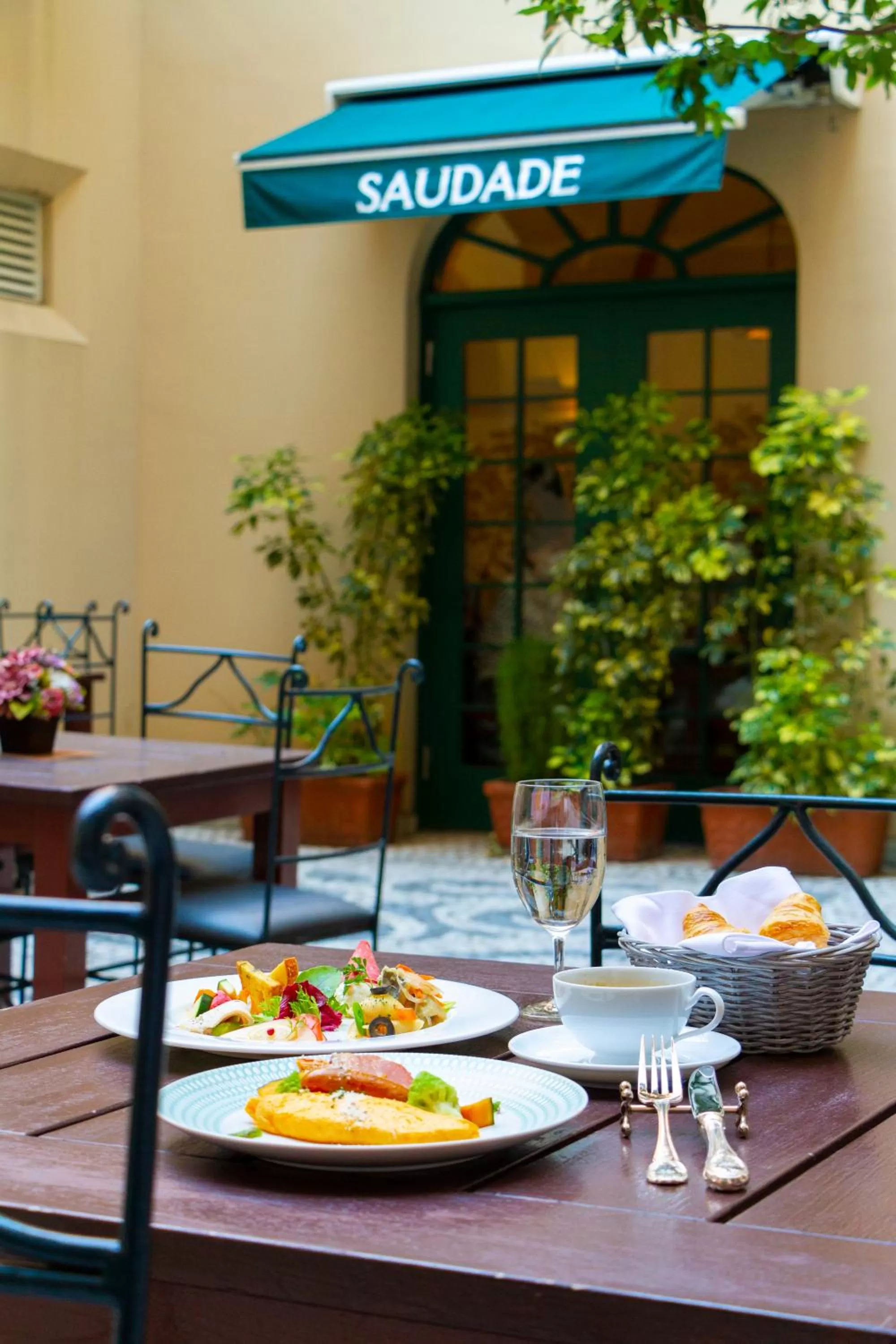 Restaurant/places to eat in Hotel Monterey Nagasaki