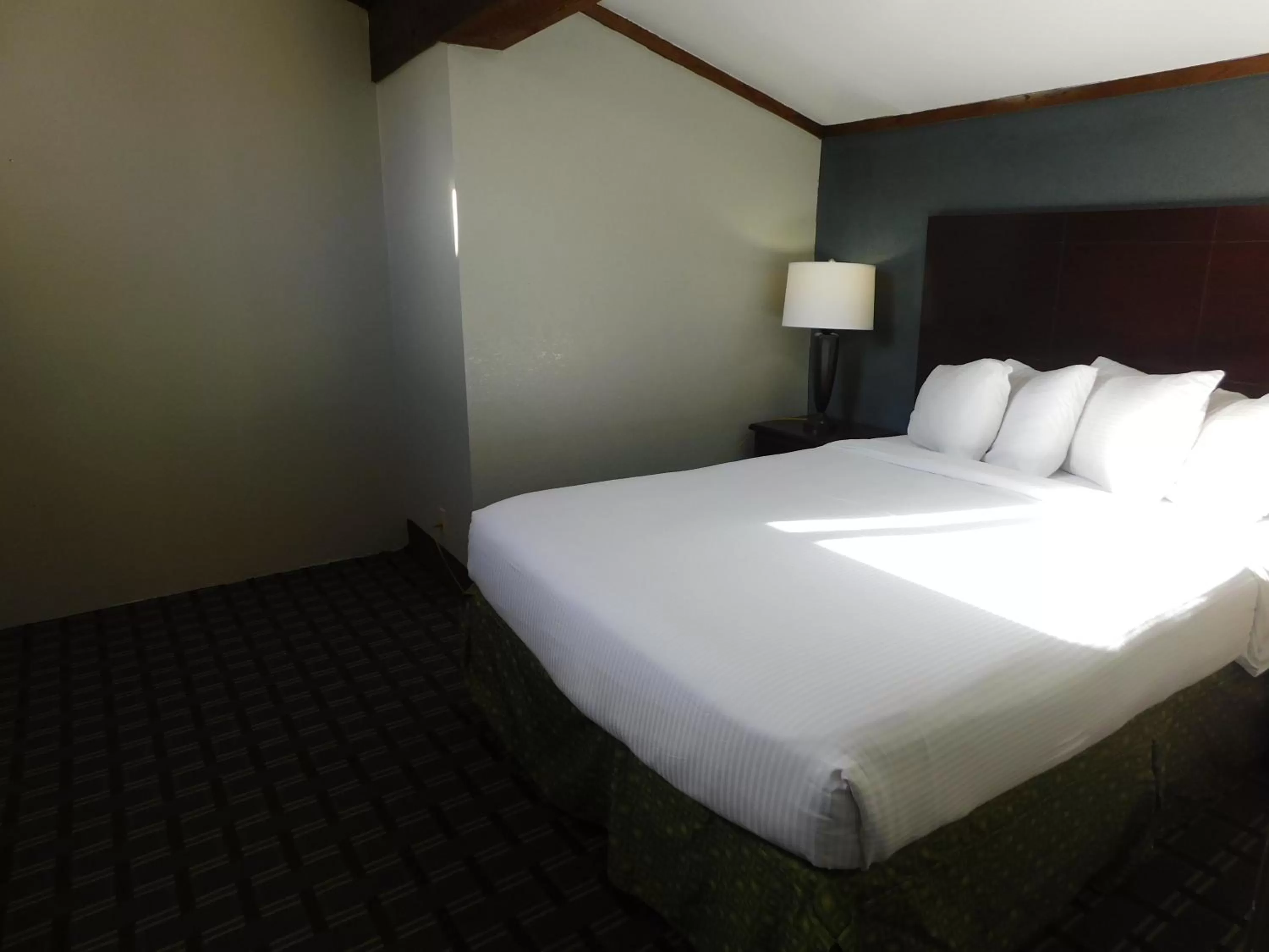 Bed in Days Inn & Suites by Wyndham Downtown Gatlinburg Parkway