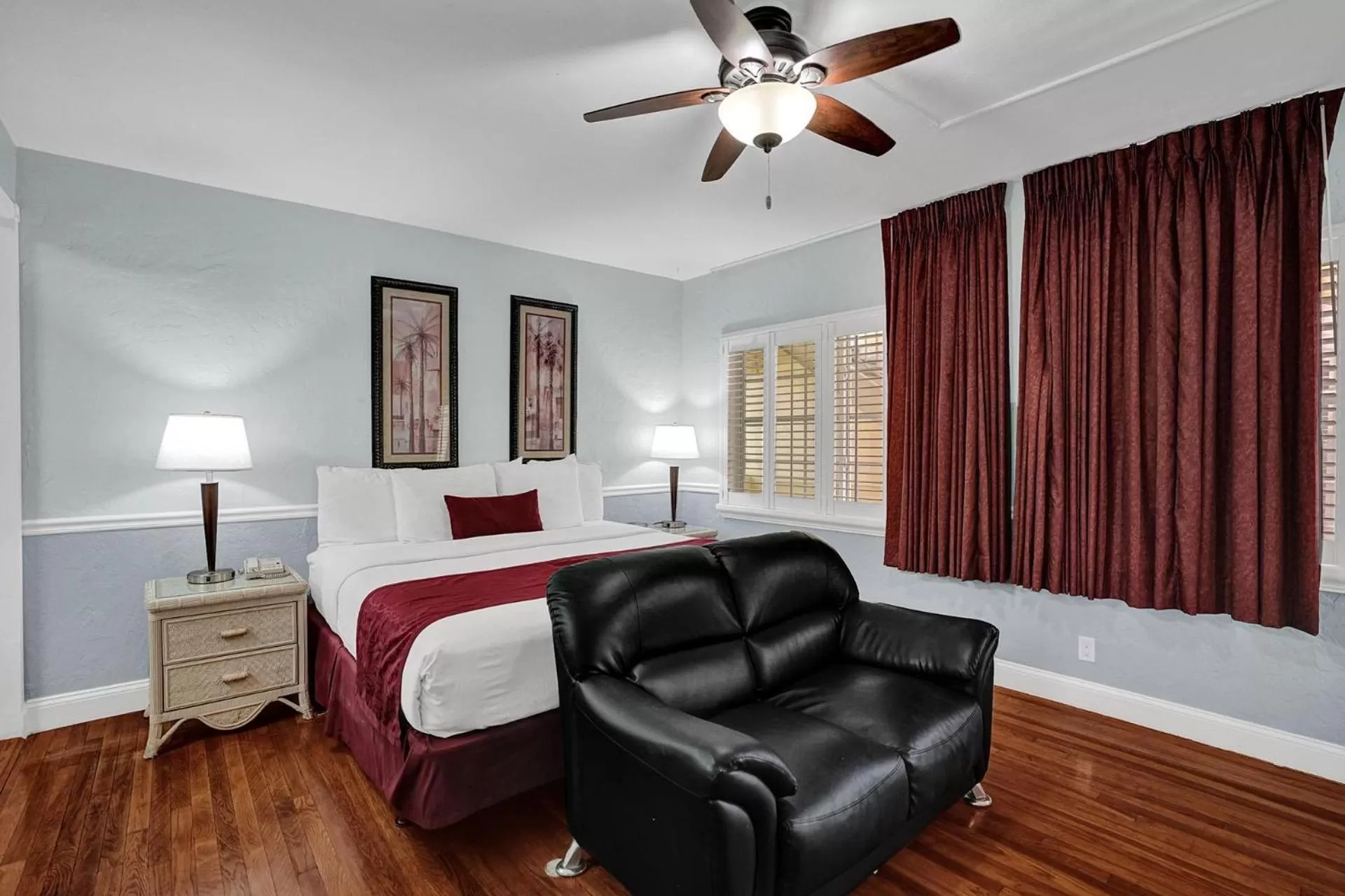 Photo of the whole room, Seating Area in The Worthington Resorts - Clothing Optional - Men Only - Solo hombres