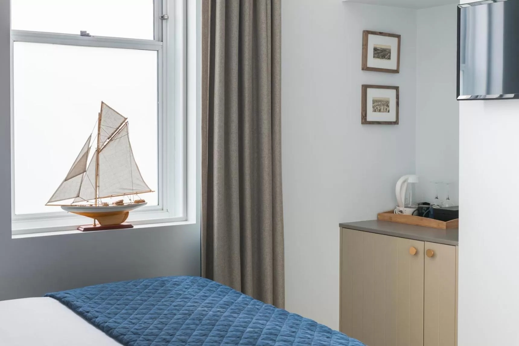 Coffee/tea facilities, Bed in The Clovelly Hotel