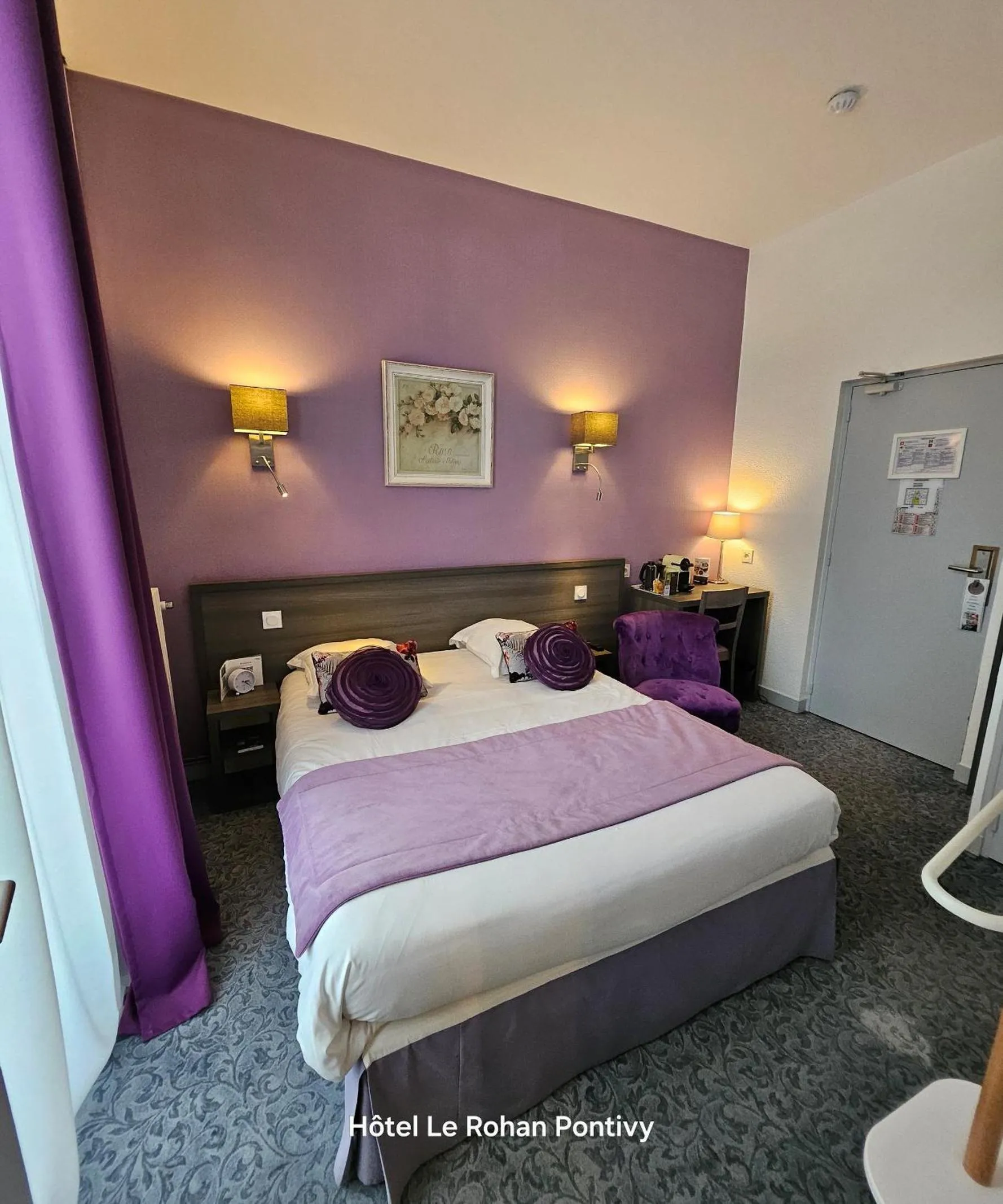 Guests, Bed in Hôtel Le Rohan Charme et Caractère