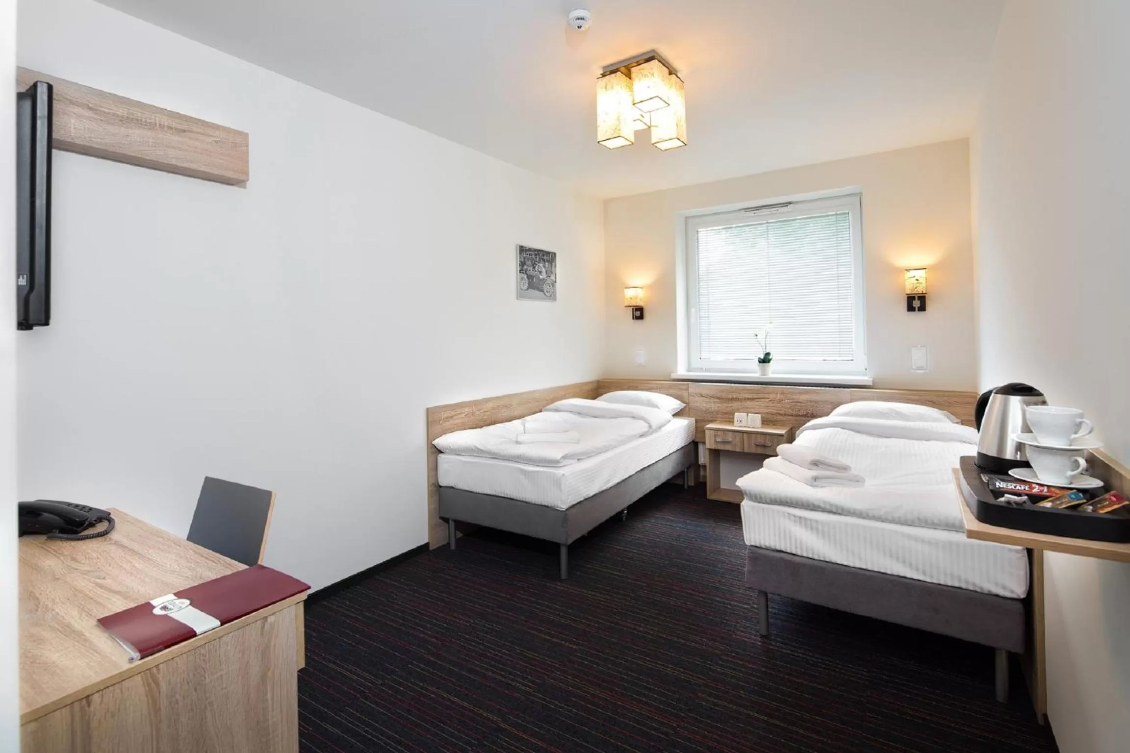 Coffee/tea facilities, Bed in Automobil Hotel