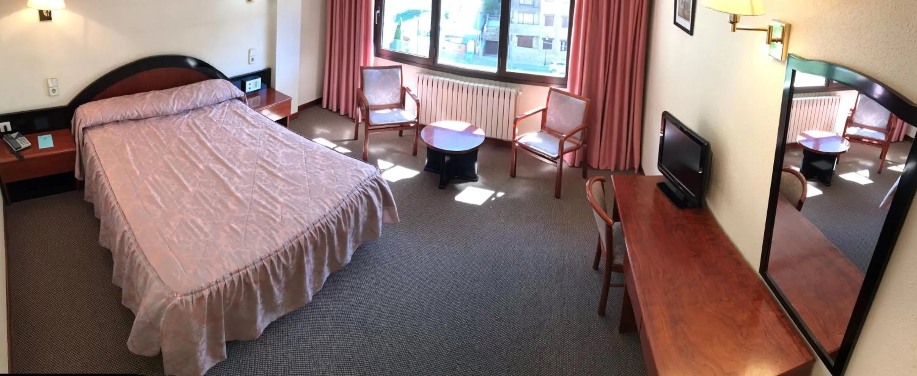 Photo of the whole room, Bed in Hotel Roc Del Castell