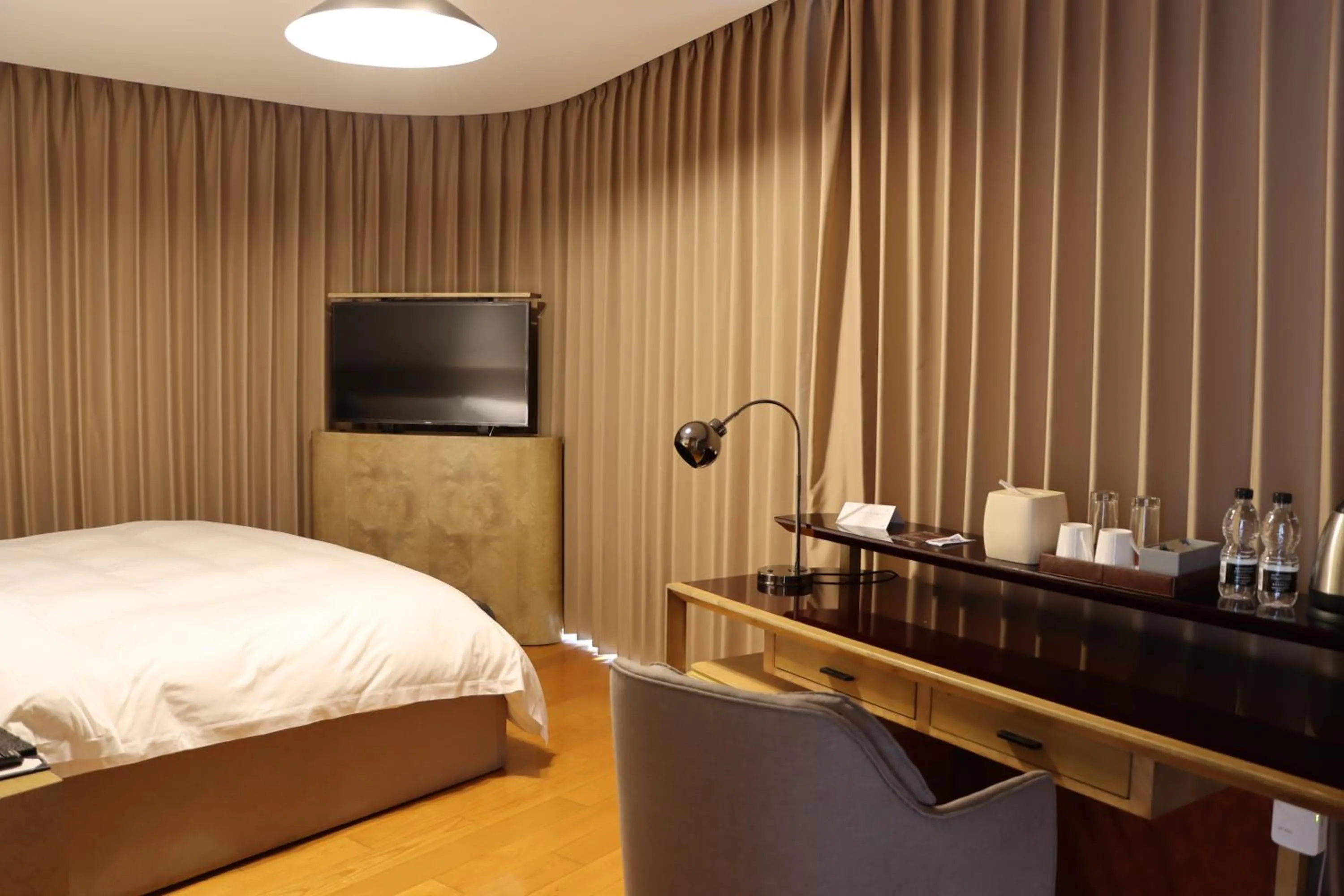 Bed in The Sifang Hotel Nanjing, Autograph Collection