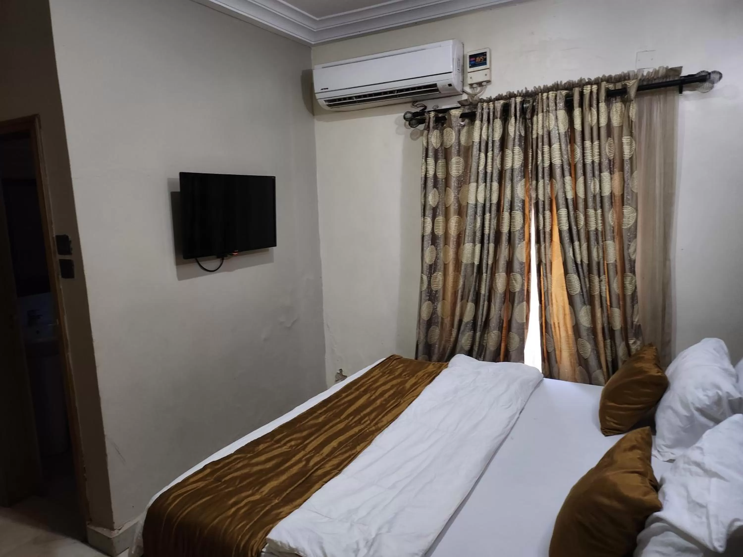 Bed in Nue-Crest Hotels & Suites