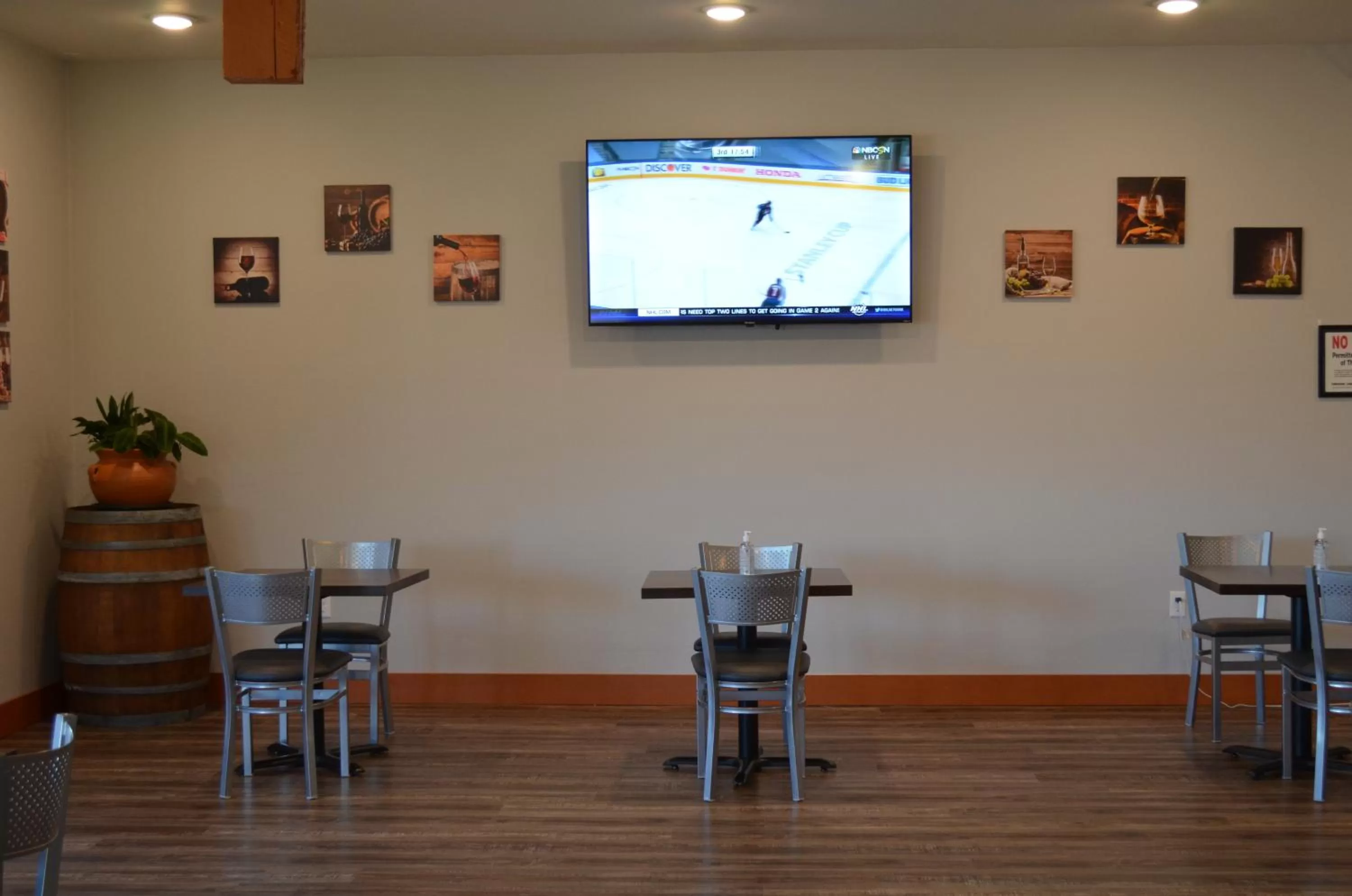 Restaurant/places to eat, TV/Entertainment Center in Shilo Inns Suites The Dalles