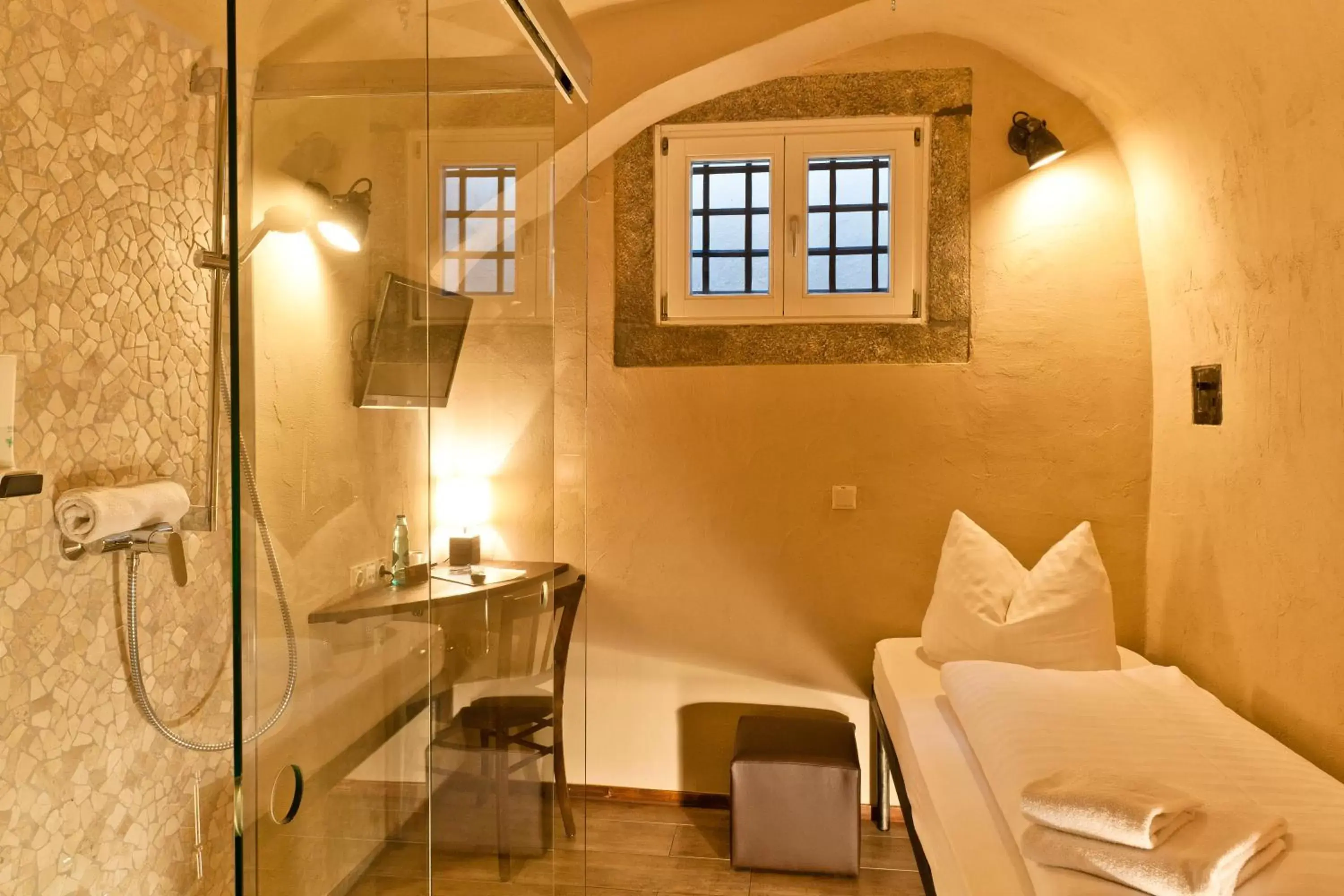 Single Room with Shower in Knast-Hotel Fronfeste Single Room with Shower in Knast-Hotel Fronfeste