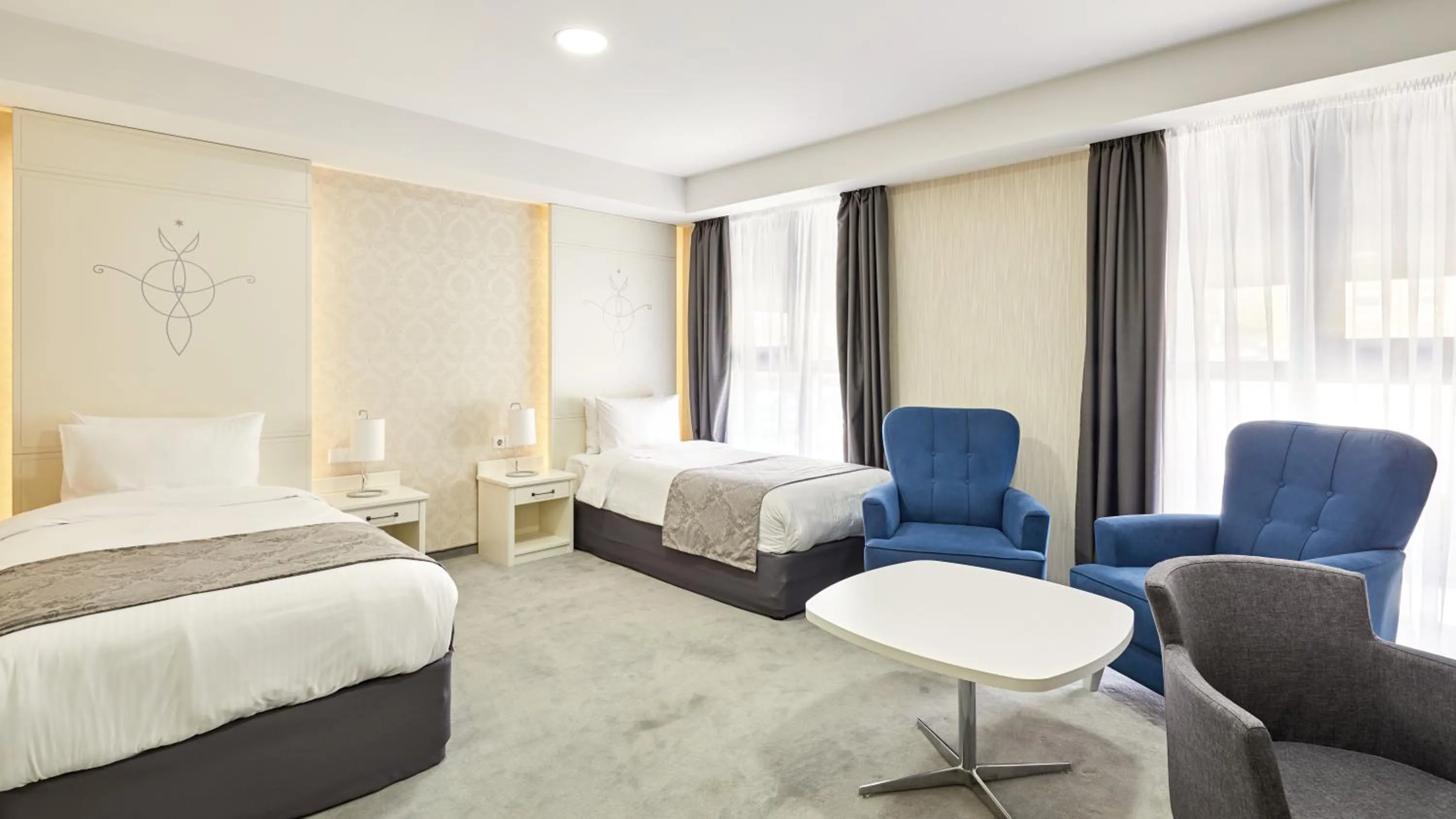 Bedroom, Bed in Gallery Palace Hotel