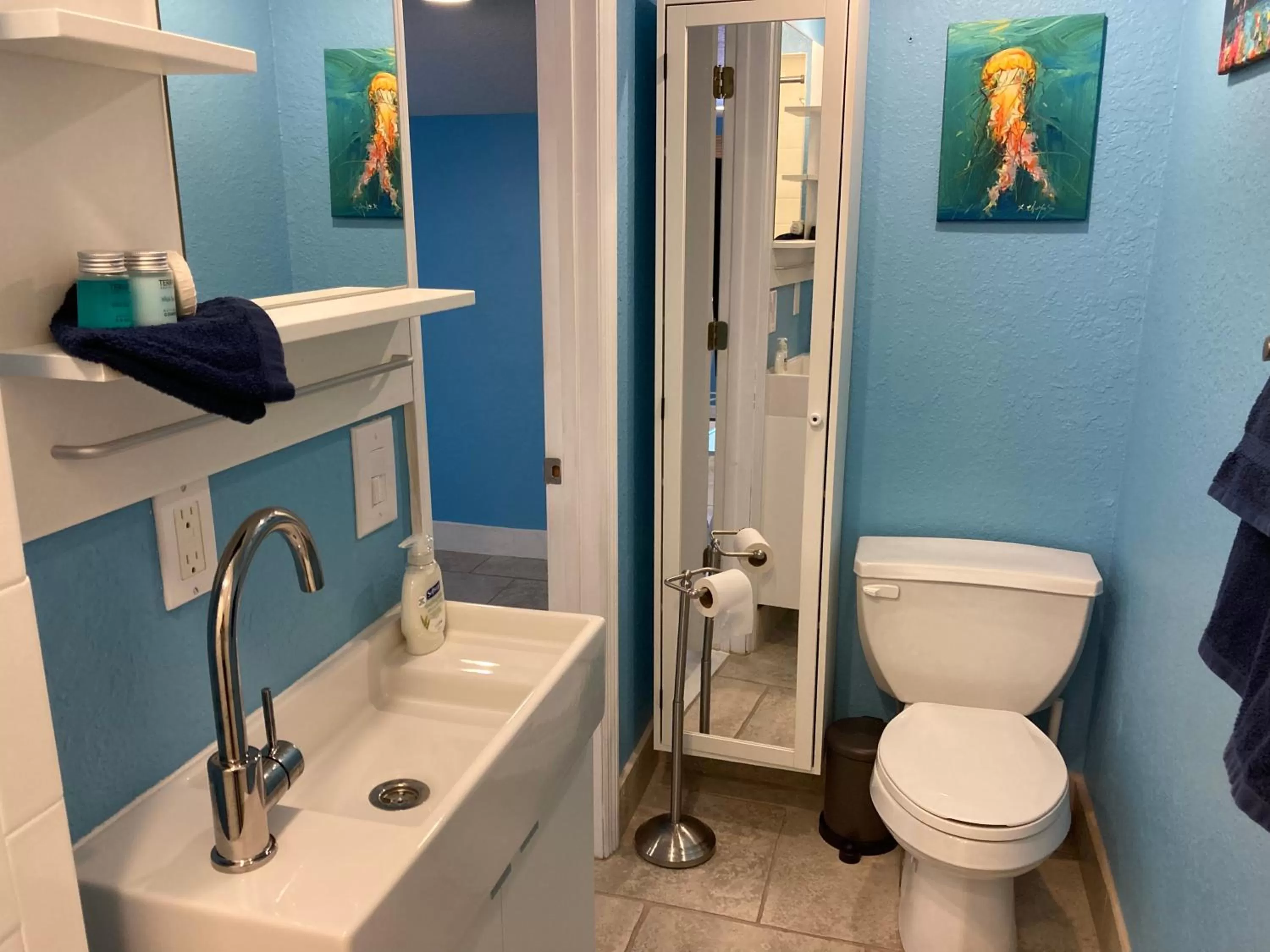 3Gulls Inn Ozona-Boutique Hotel-Steps from Restaurants & Brewery-SwimSpa Pool-Pet Friendly