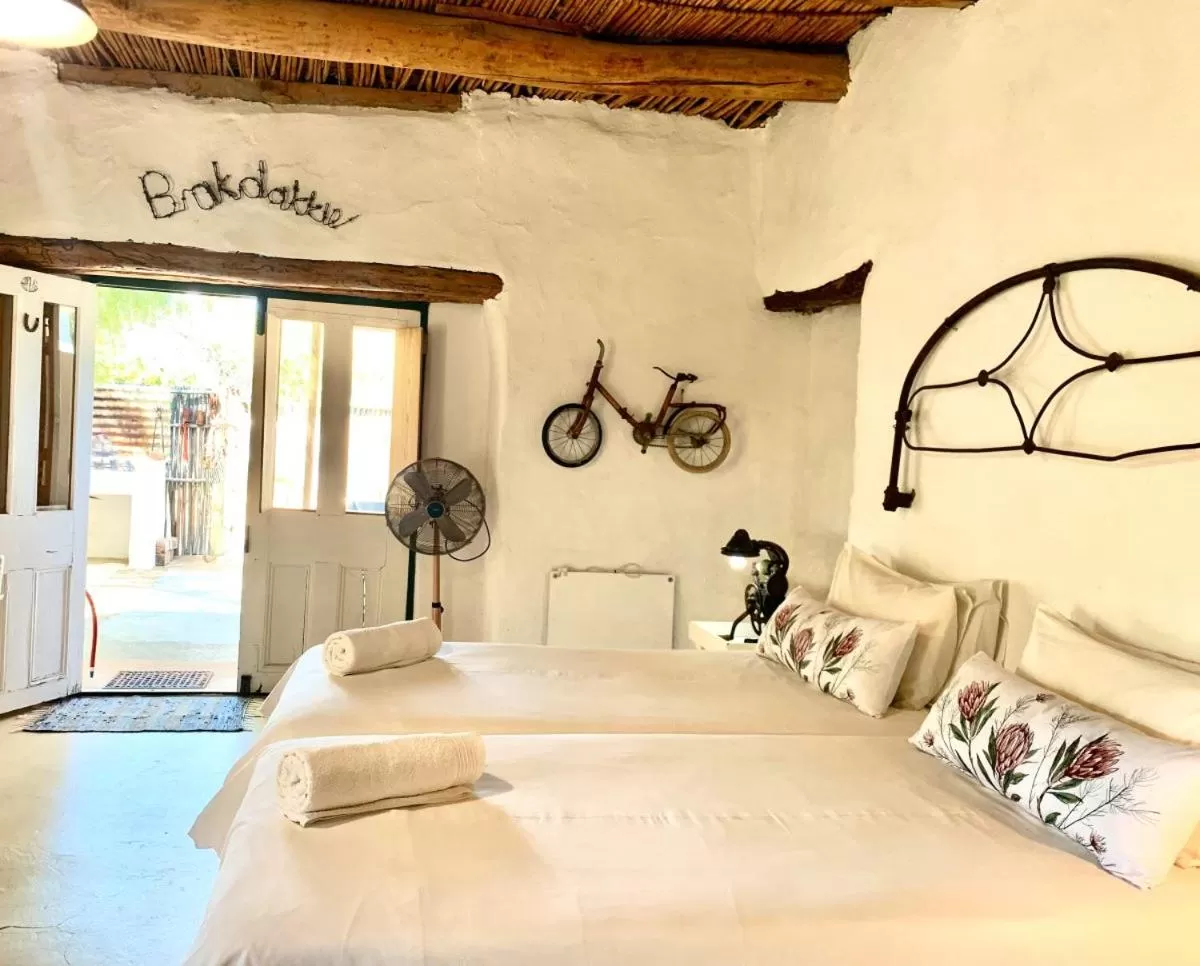 Bed in Brakdakkie Guest Cottages