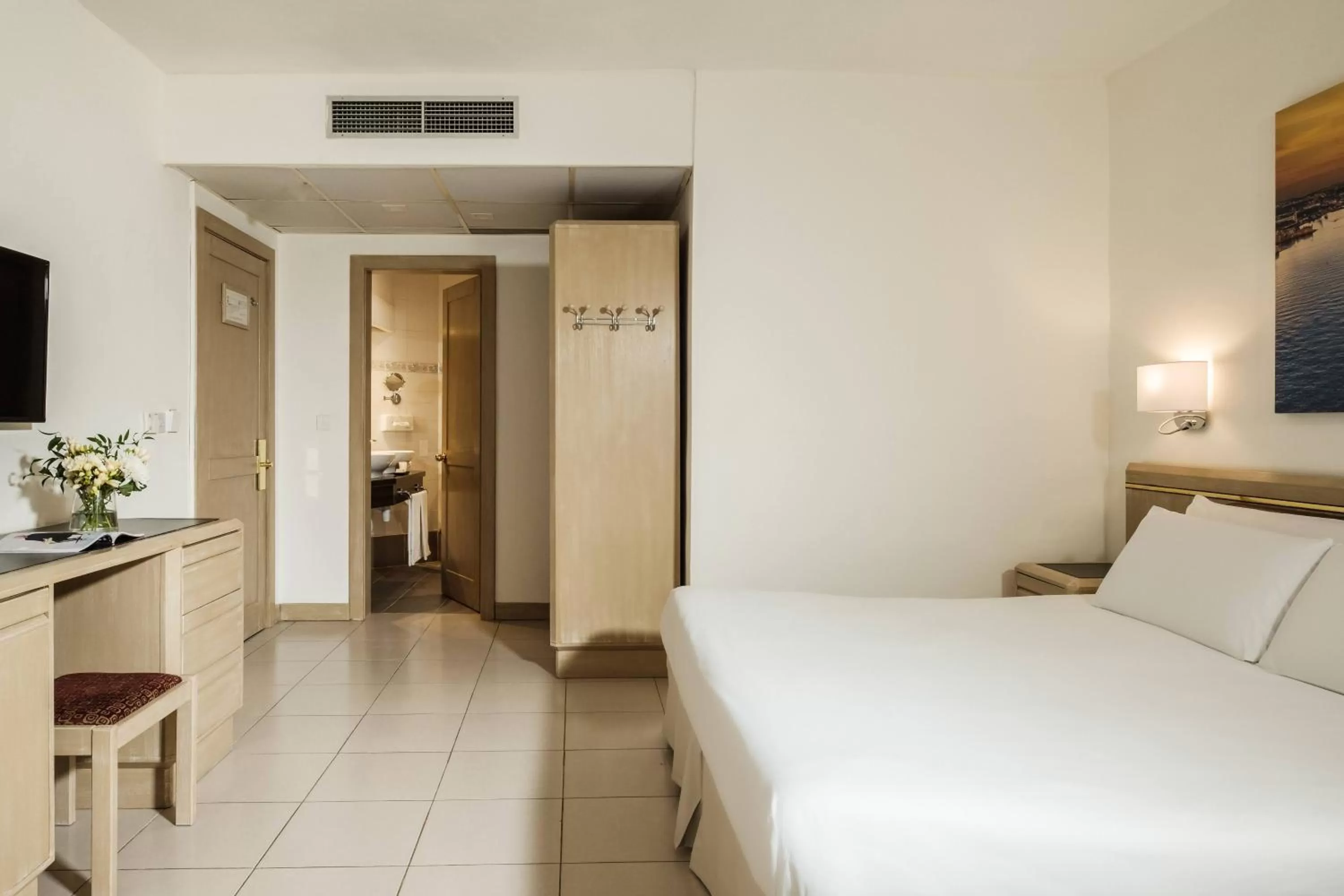 Photo of the whole room, Bed in The Diplomat Hotel