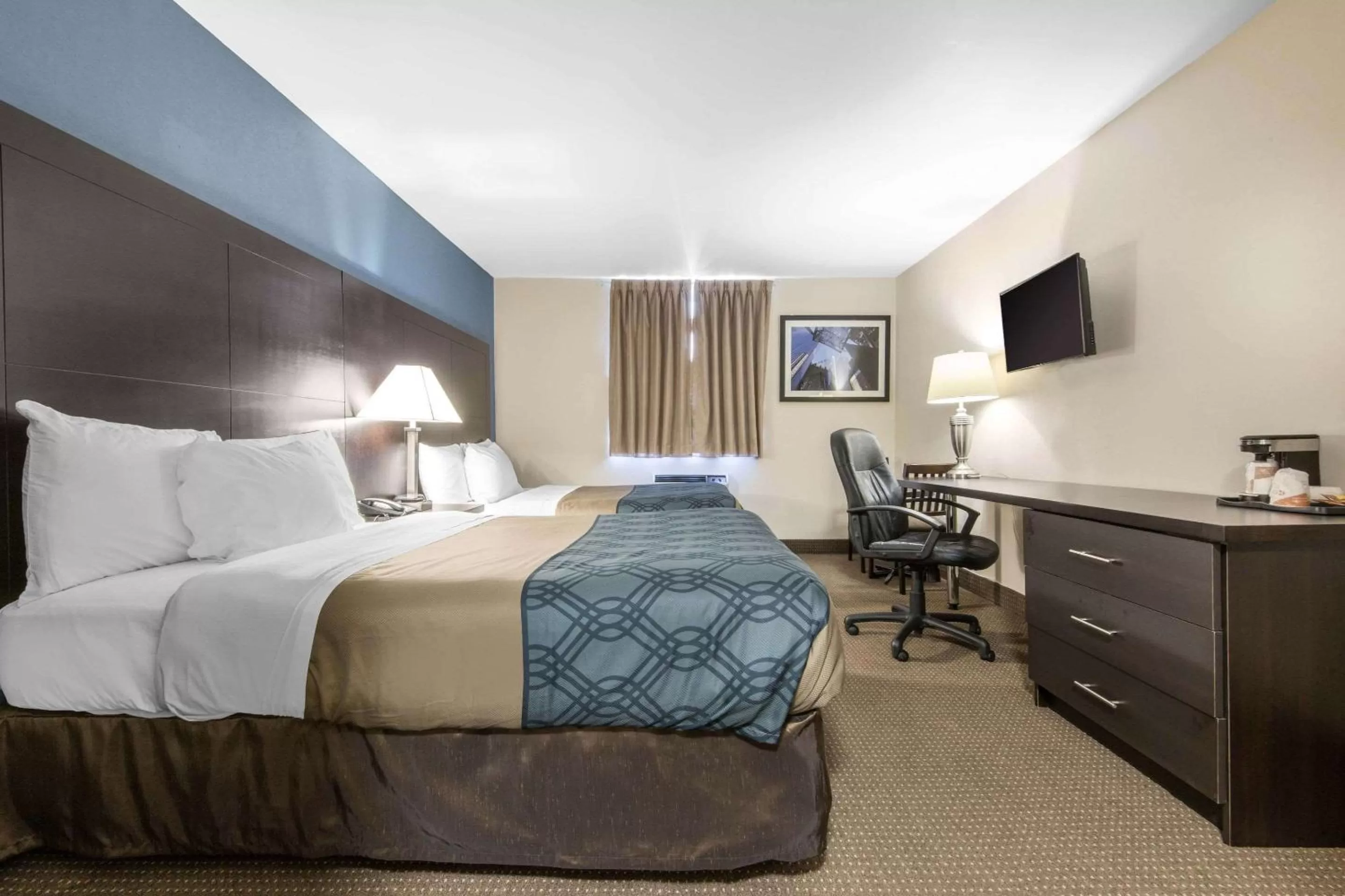 Photo of the whole room, Bed in Econo Lodge