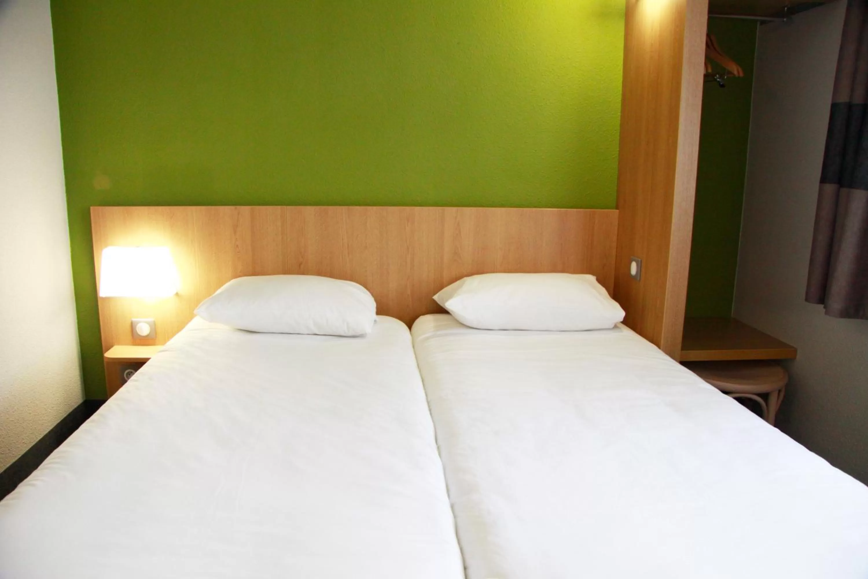 Bedroom, Bed in Hotel Inn design Vierzon
