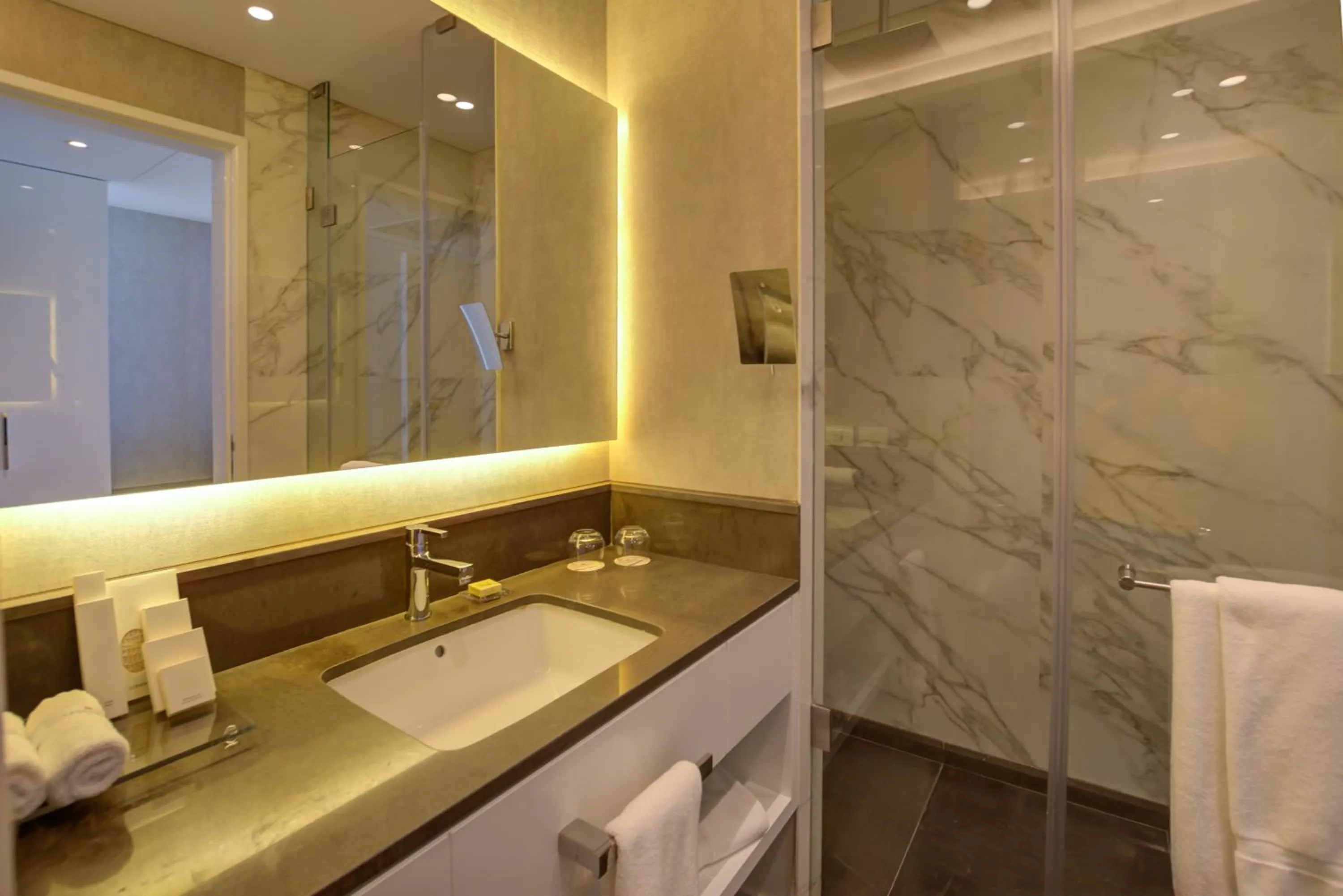 Shower in Lancaster Eden Bay