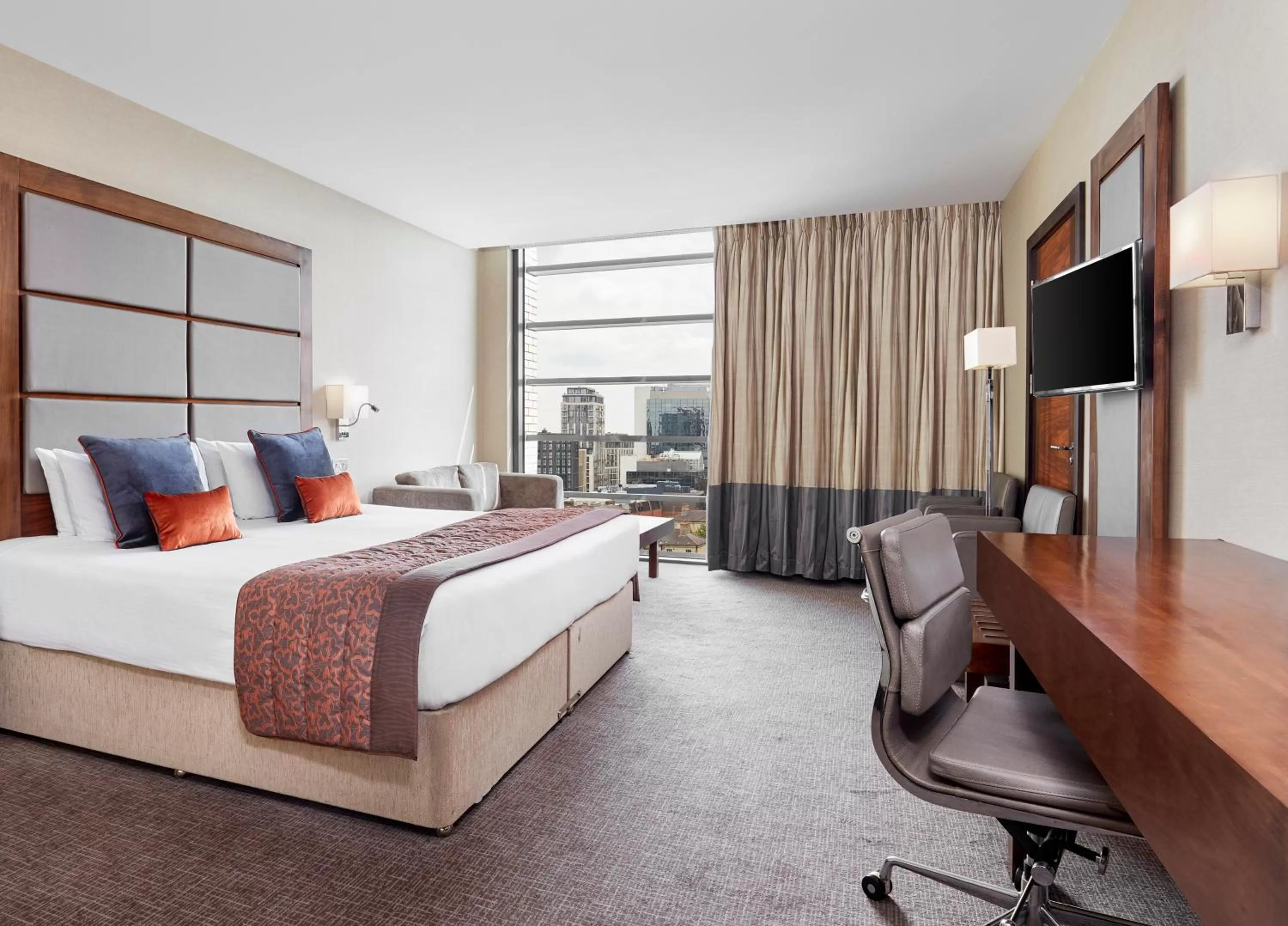 Photo of the whole room, Bed in Leonardo Royal London Tower Bridge