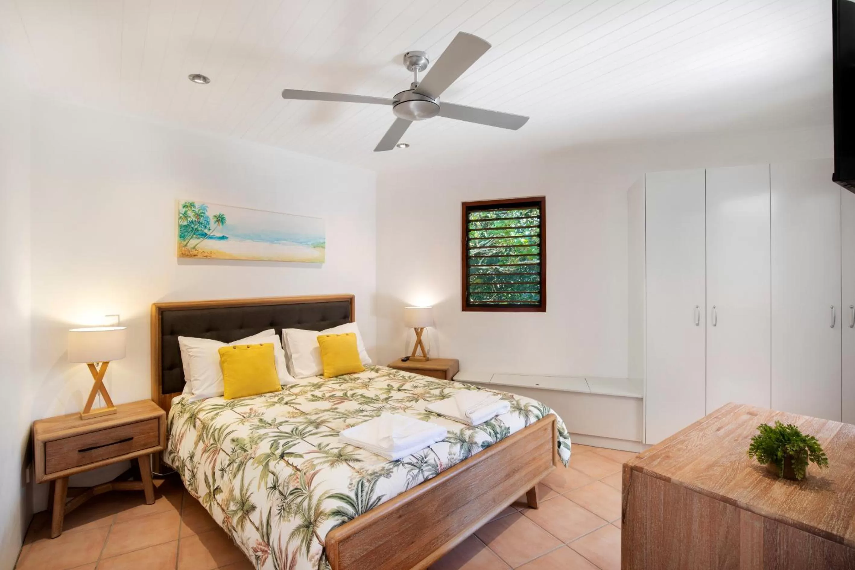 Bedroom, Bed in L'Auberge Noosa