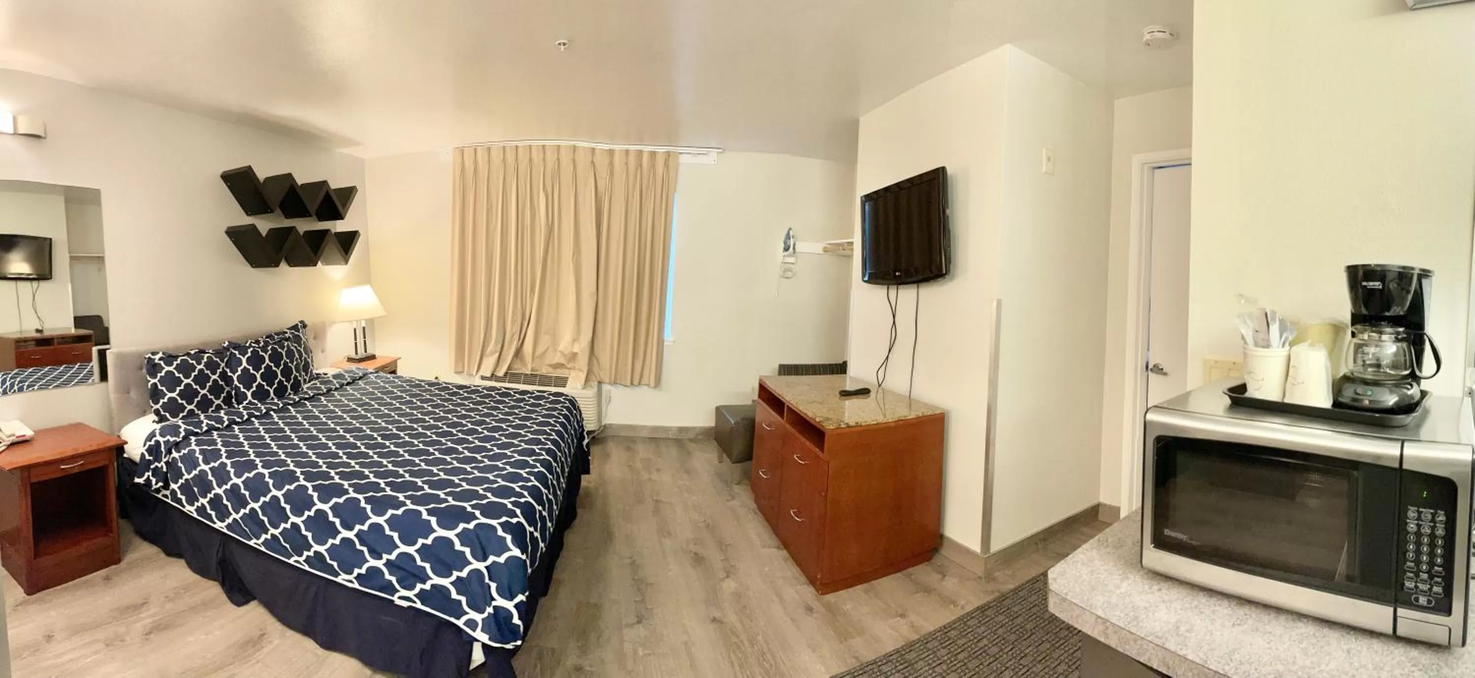 Bed in Americas Inn & Suite