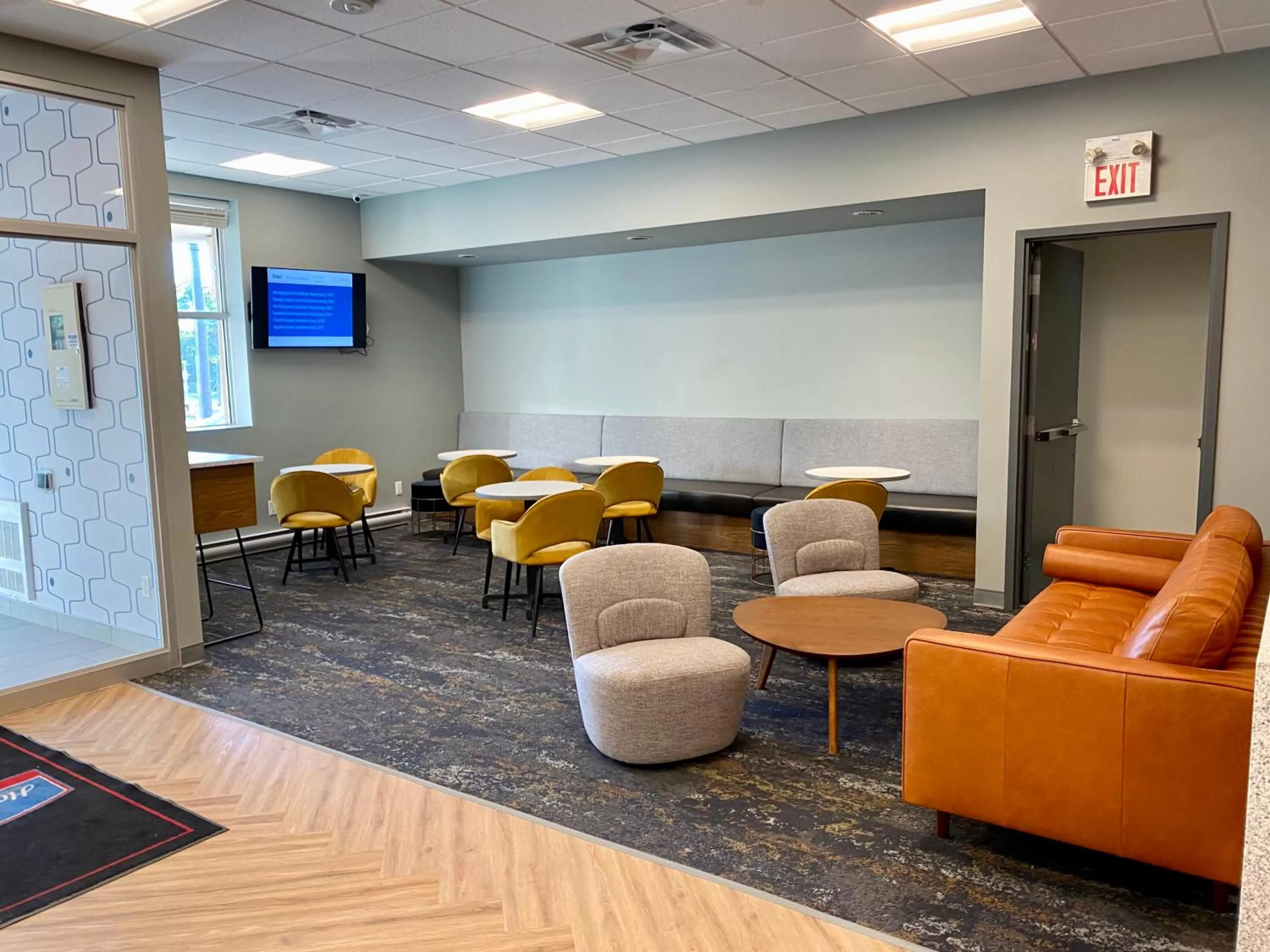 Lounge or bar in Howard Johnson by Wyndham Winnipeg West