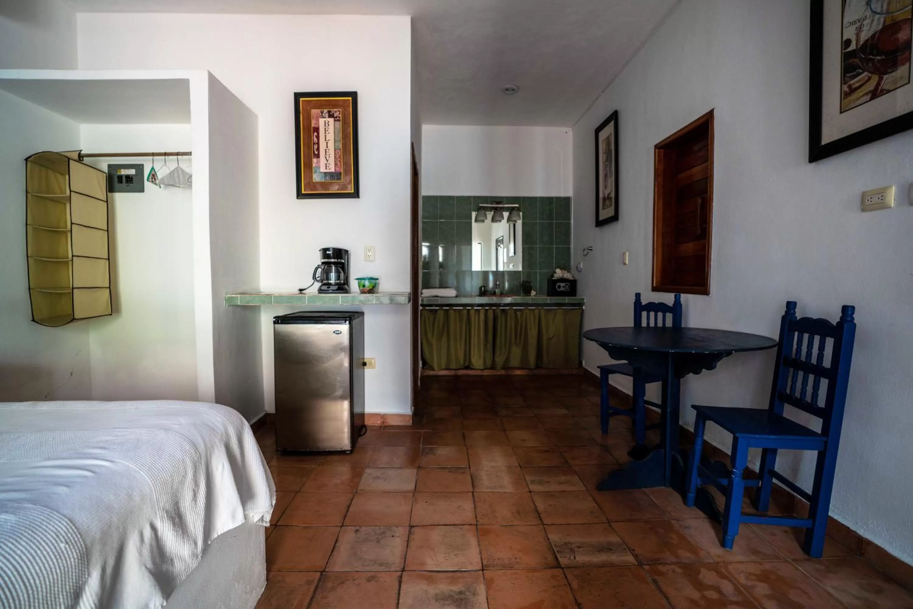 Photo of the whole room in Hotel Boutique Skulls Landing