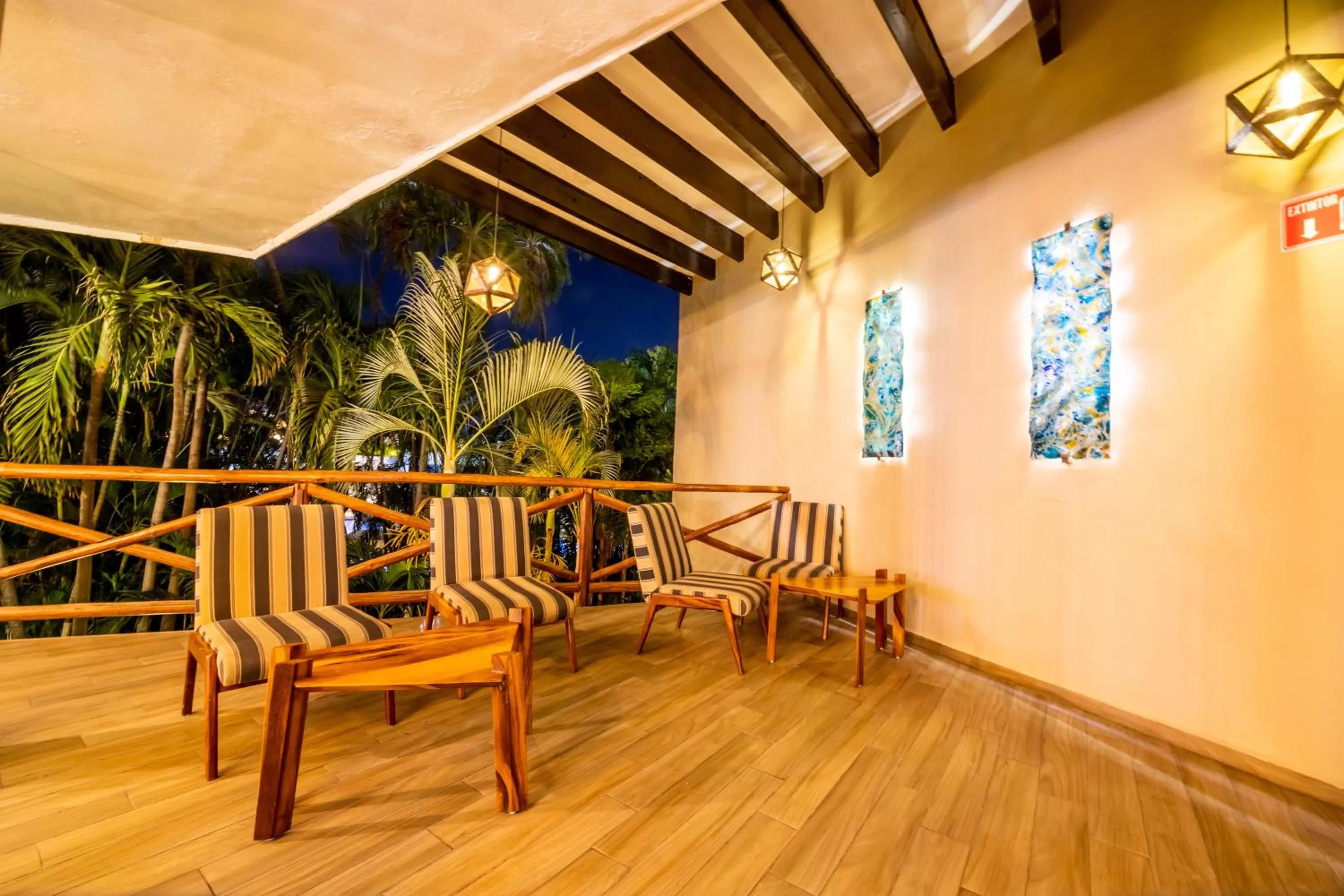 Lounge or bar in Emporio Acapulco