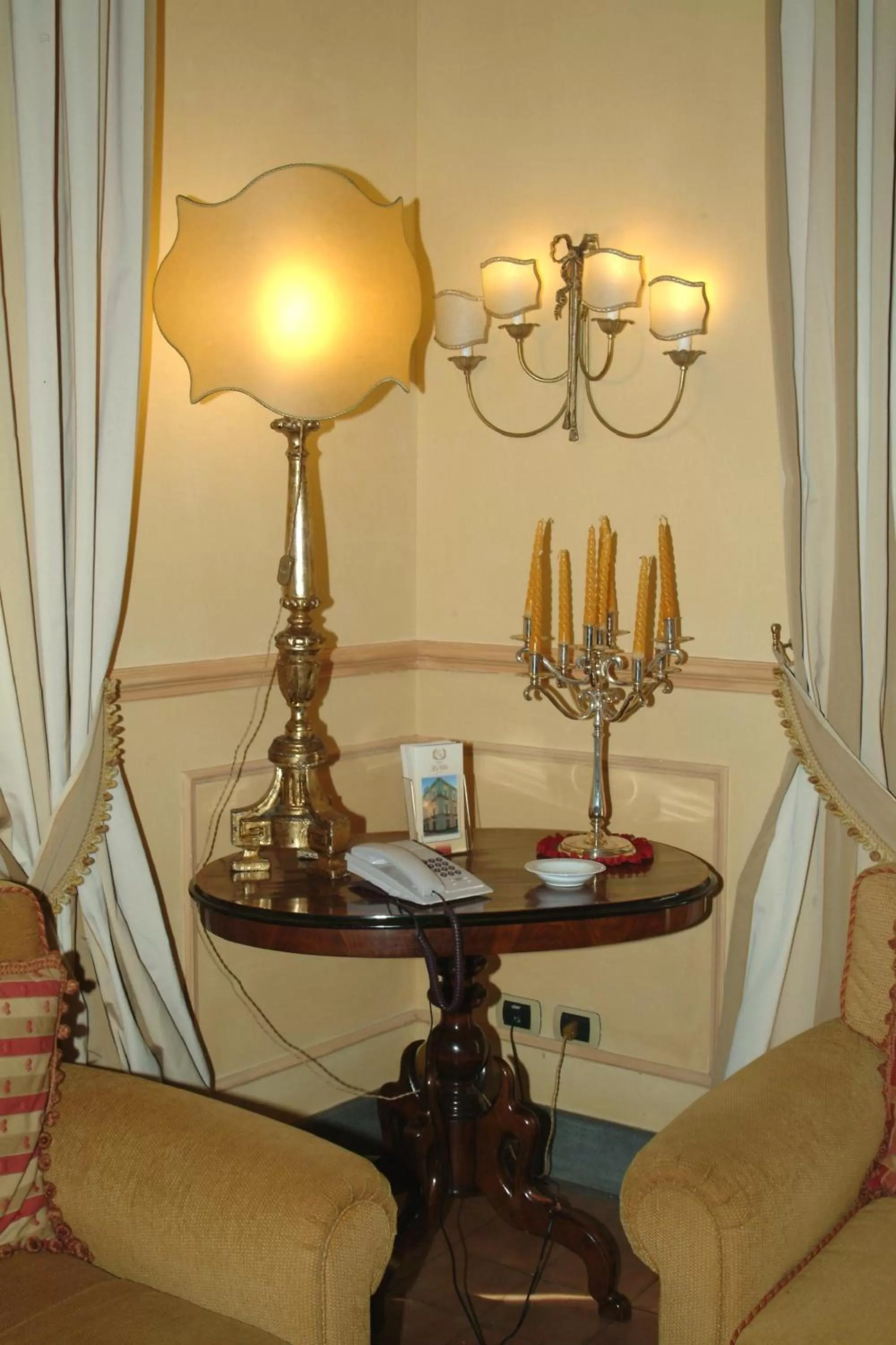 Communal lounge/ TV room in Hotel La Ville