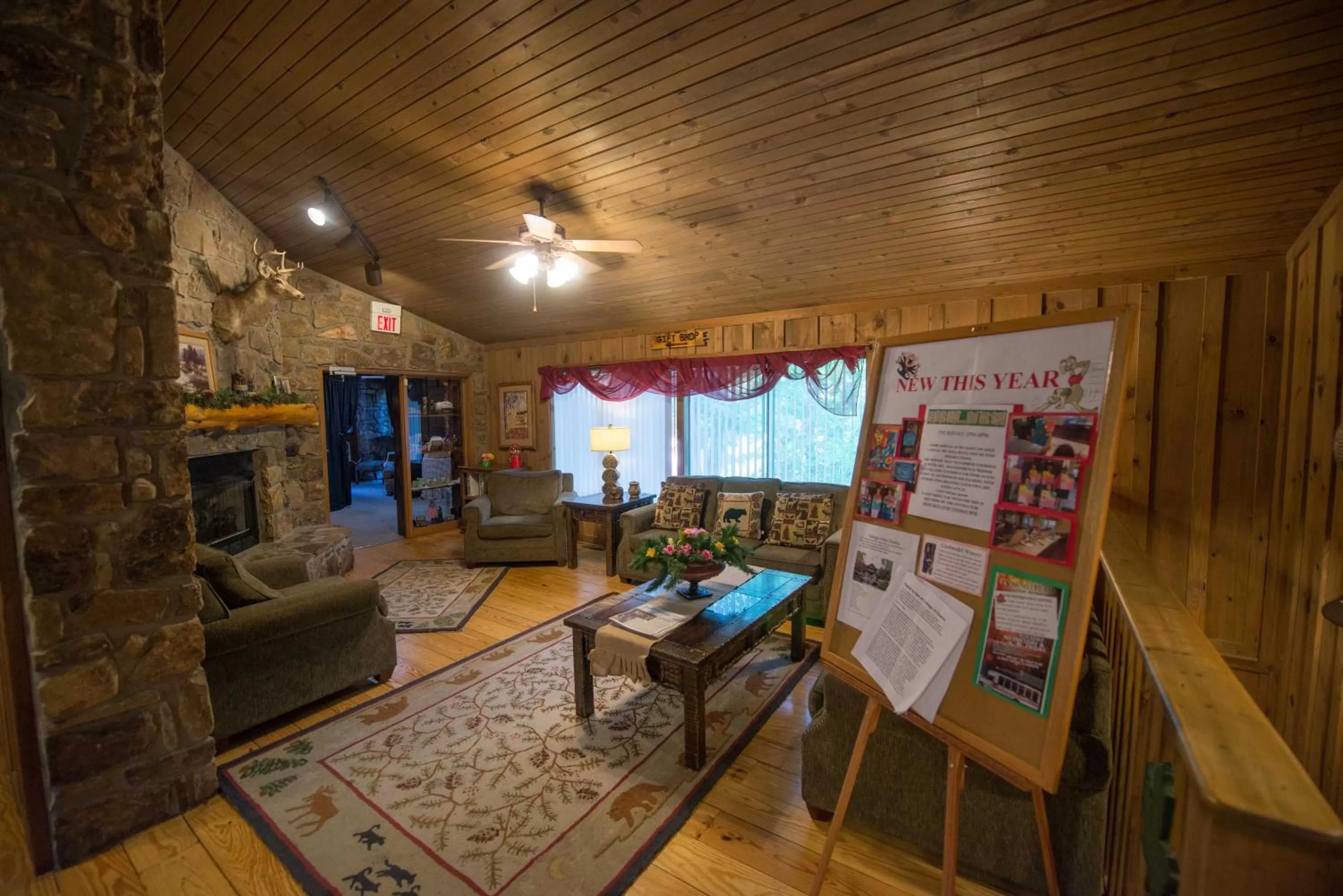 Communal lounge/ TV room in Cabins at Green Mountain, Trademark Collection by Wyndham