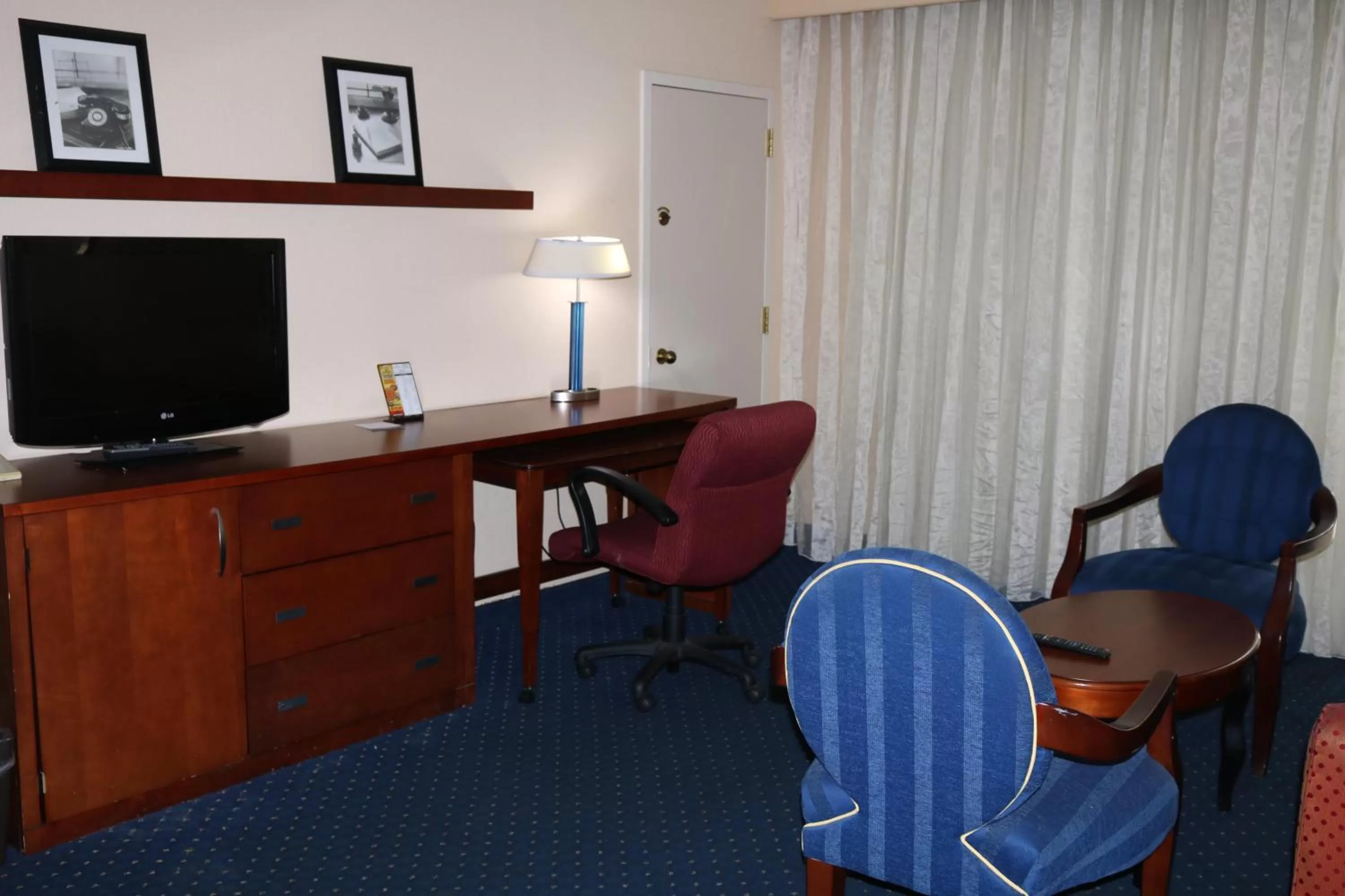 Living room in Baymont by Wyndham Columbia Northwest