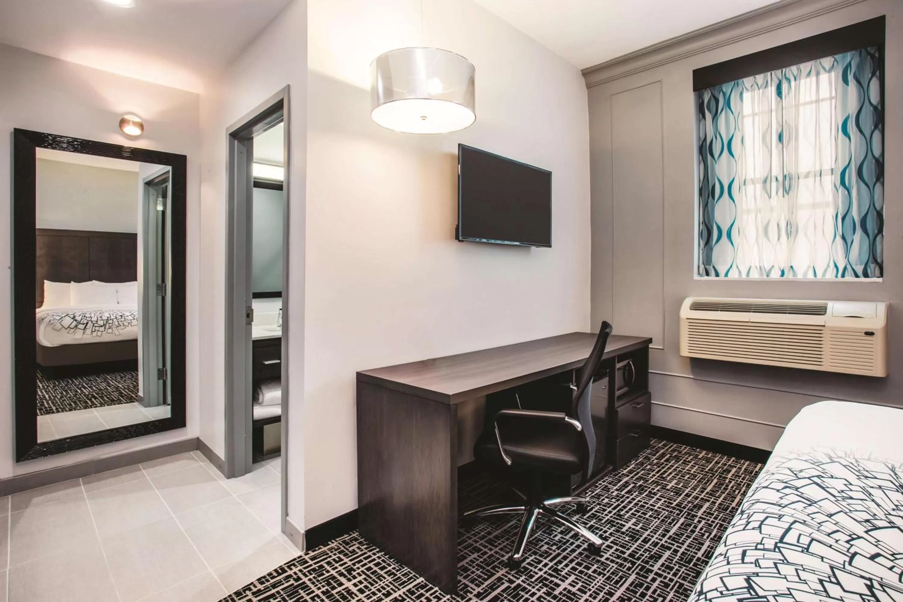 Photo of the whole room, Bed in La Quinta by Wyndham Inner Harbor Downtown