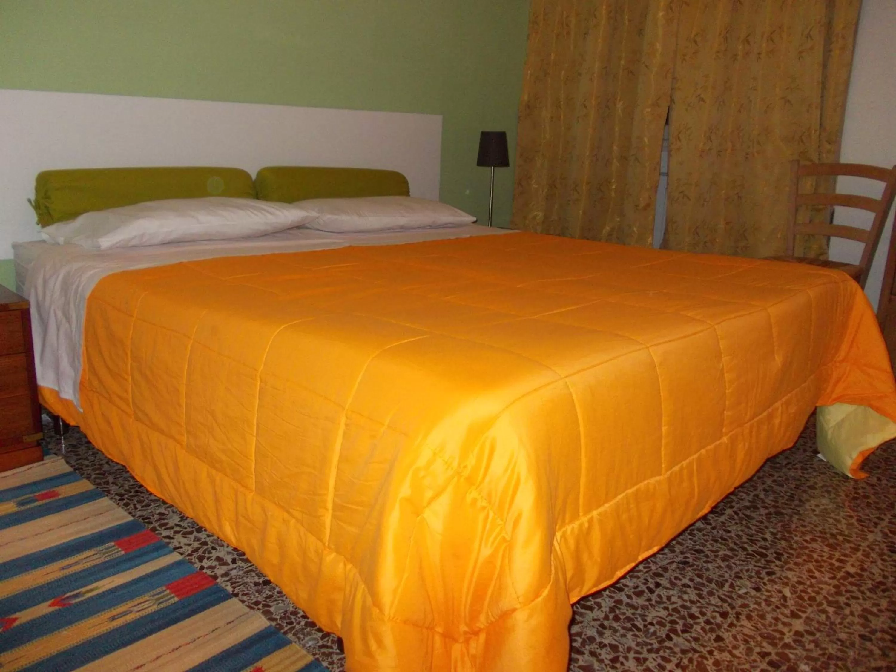 Photo of the whole room, Bed in Travellers Lodge Bed & Rooms