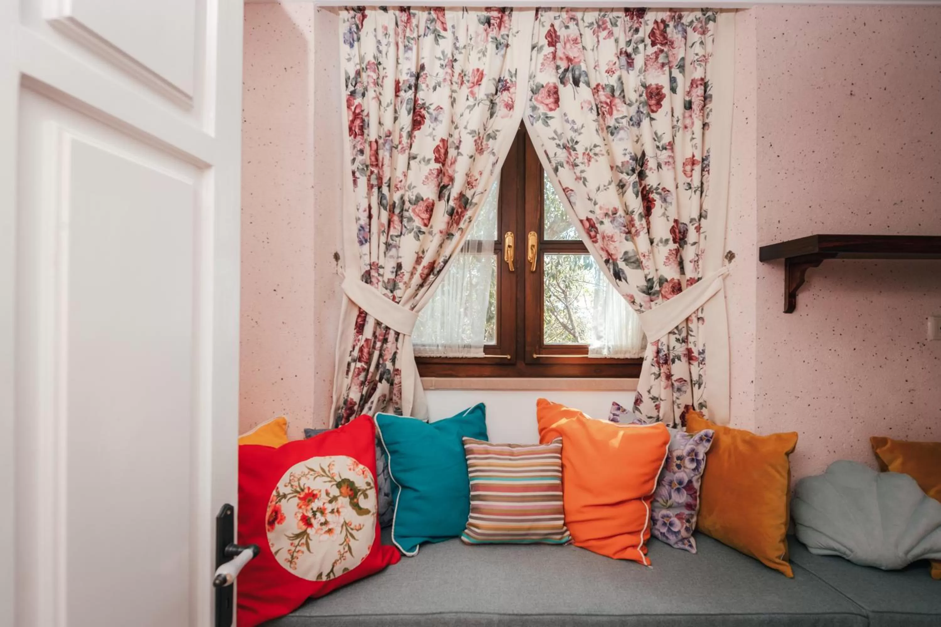 Seating area, Bed in Adalya Port Hotel