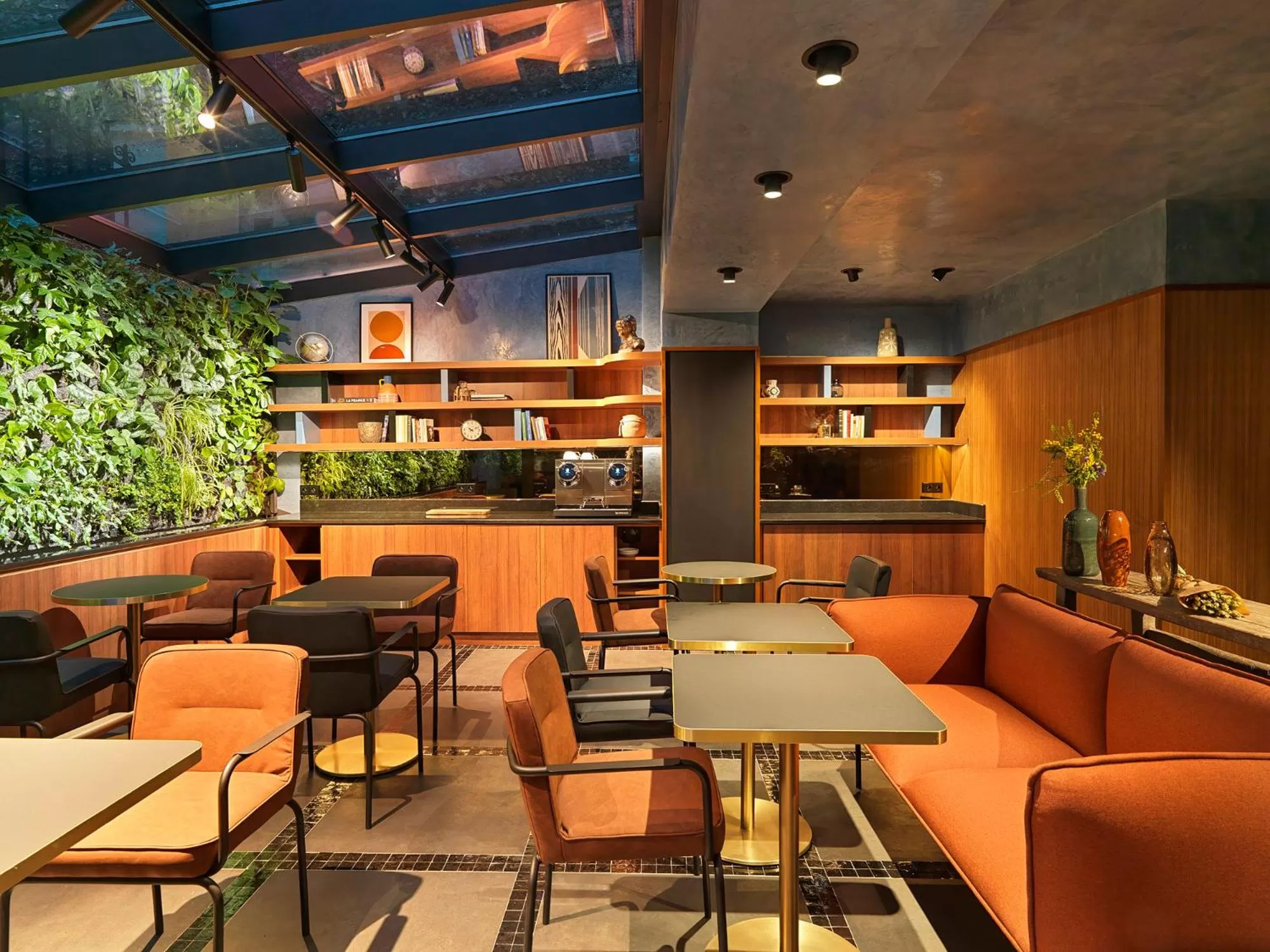 Restaurant/places to eat in Le Katorze Hôtel