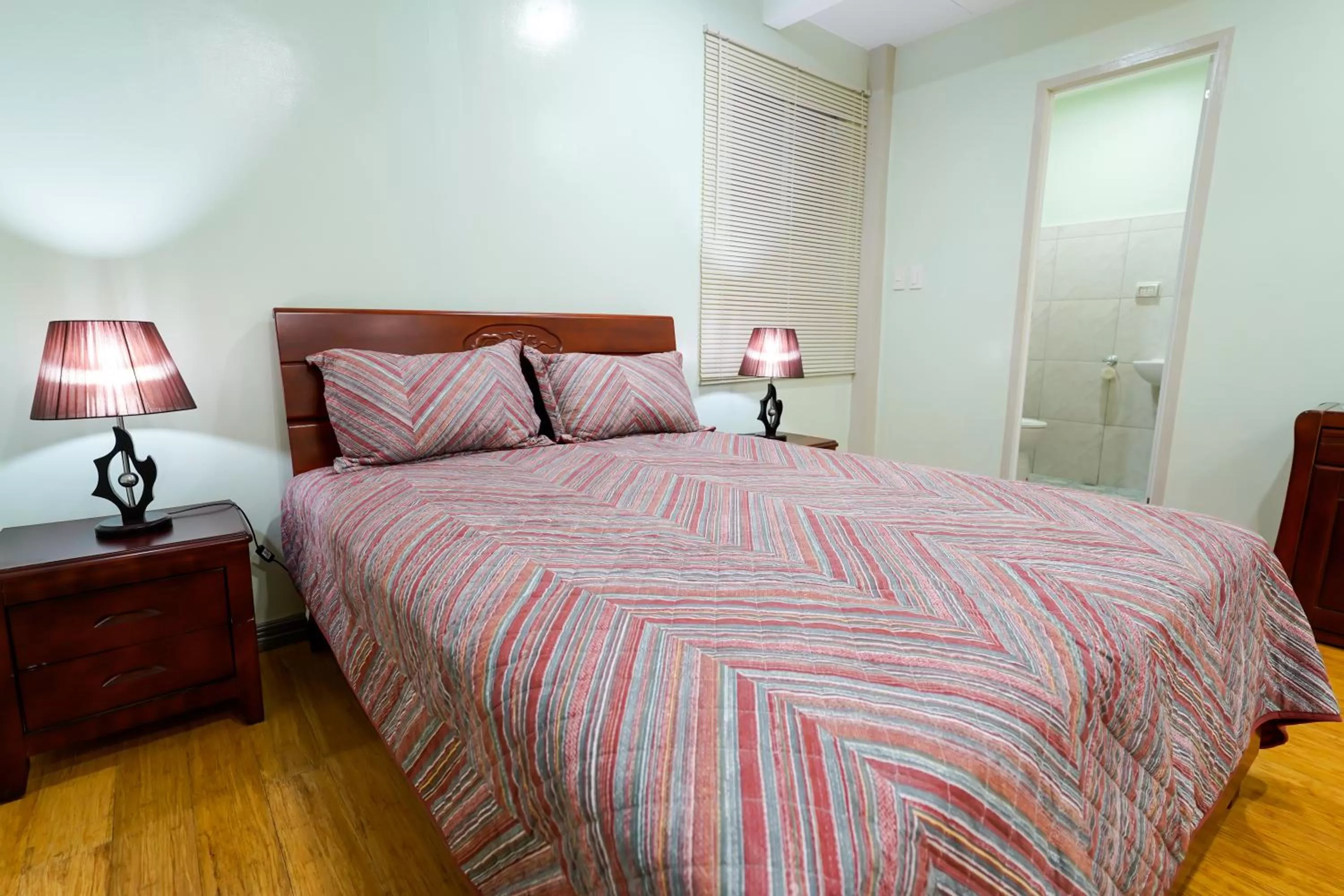 Photo of the whole room, Bed in MS Mountain Cabin