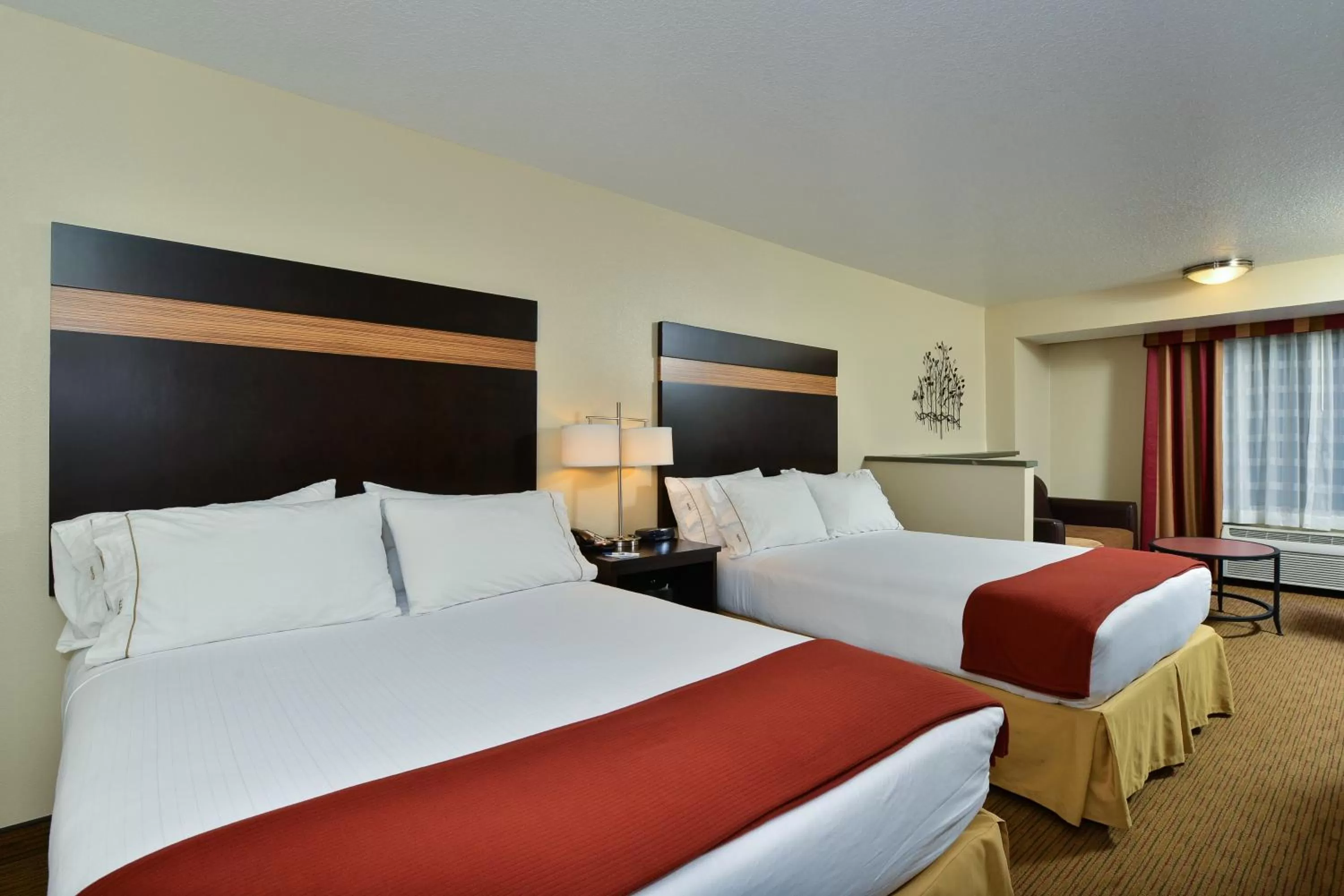 Bed in Holiday Inn Express Portland SE - Clackamas Area by IHG