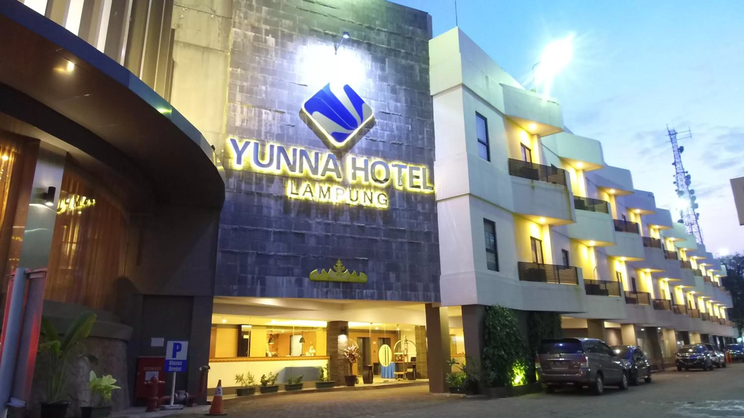 Facade/entrance in Yunna Hotel Lampung