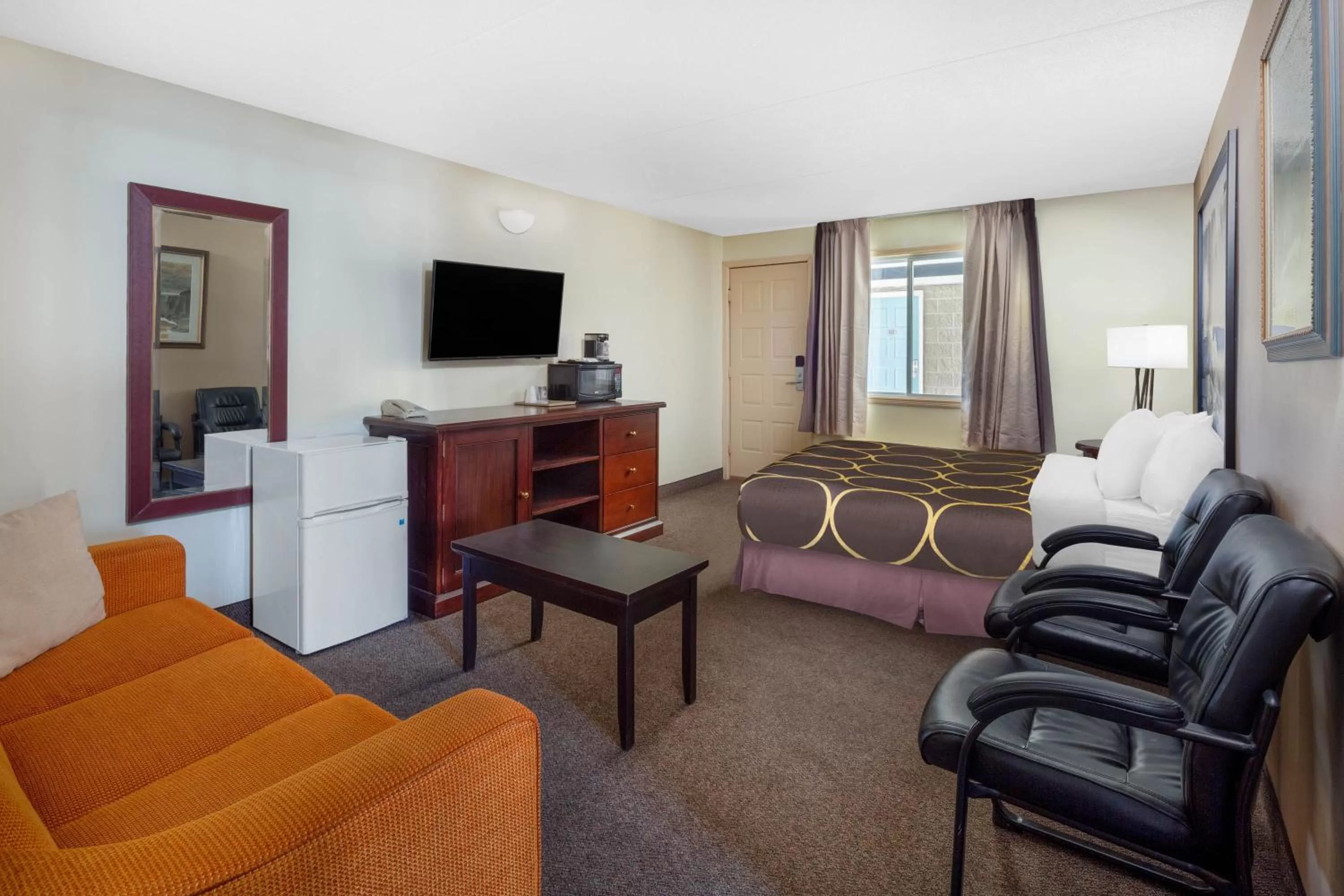 Photo of the whole room in Super 8 by Wyndham Niagara Falls by the Falls