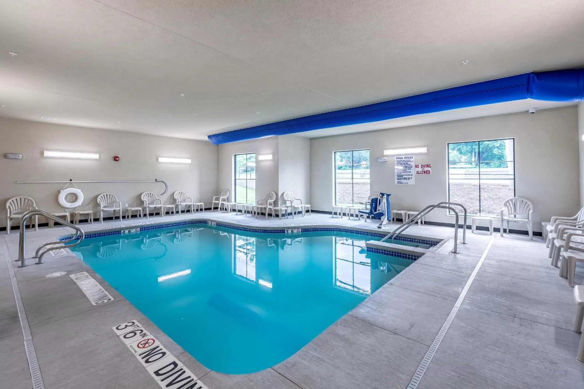 Swimming pool in Cobblestone Hotel & Suites Hartford