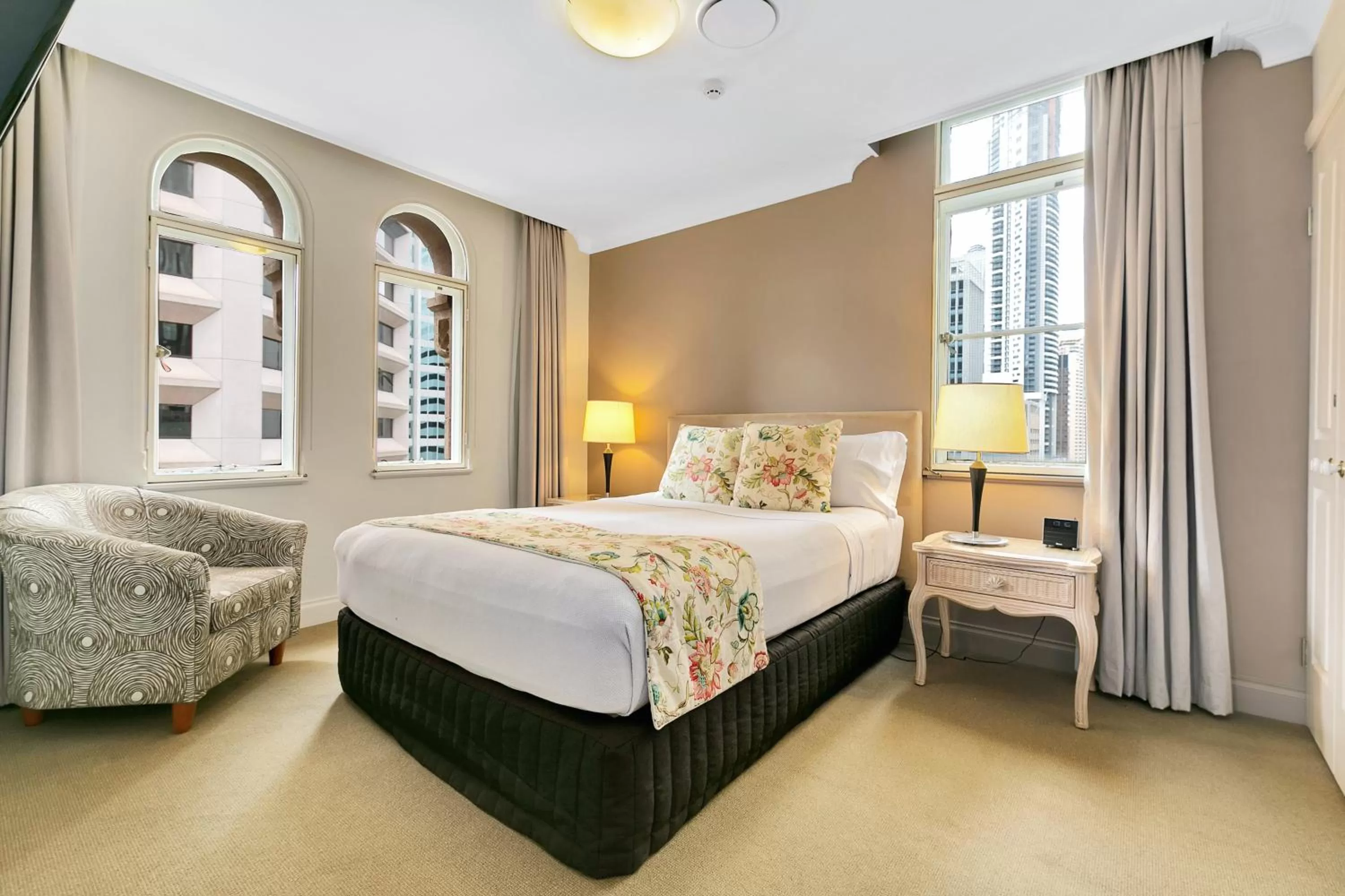 Bed in Manor Apartment Hotel