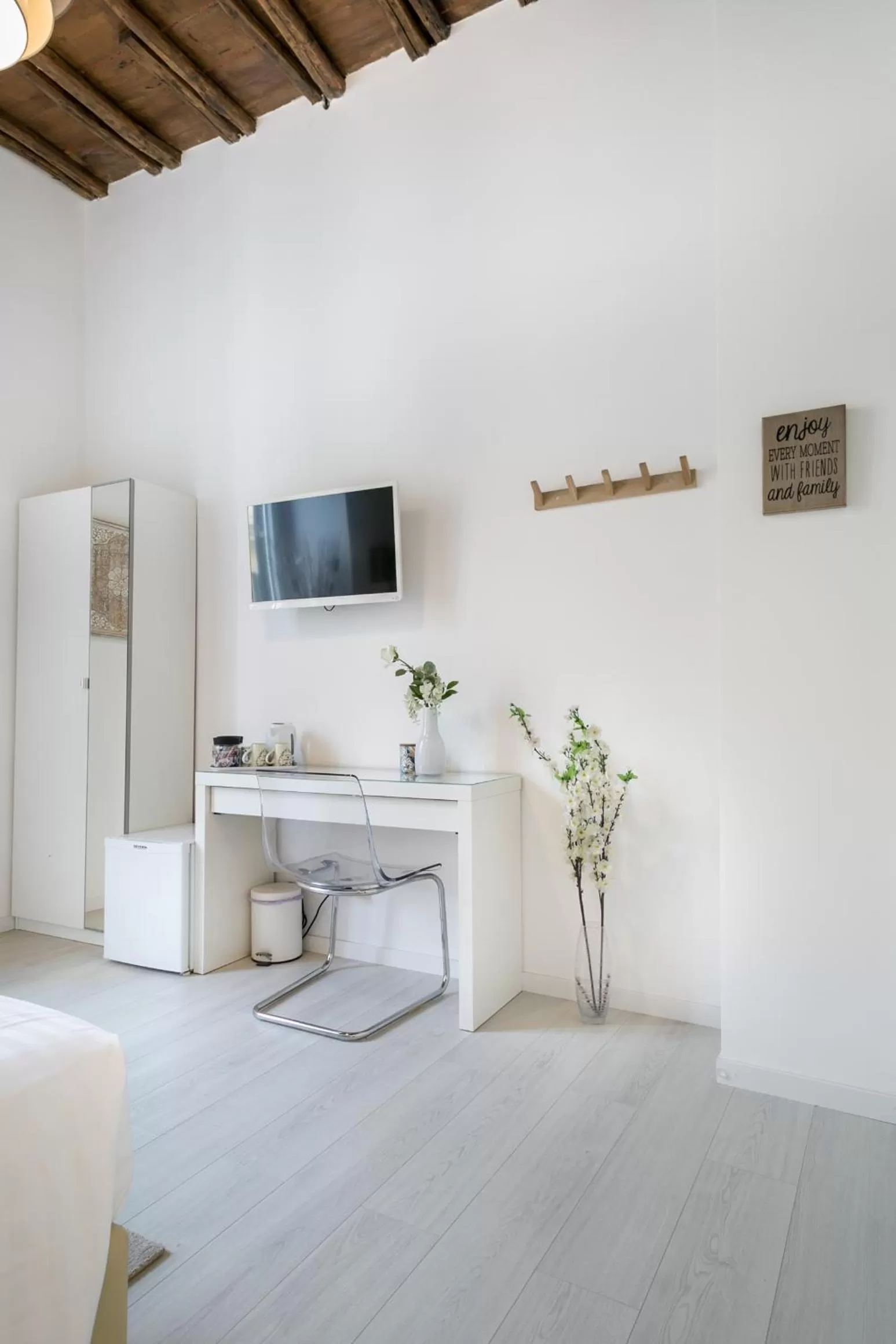 TV/Entertainment Center in White Ostilia B&B