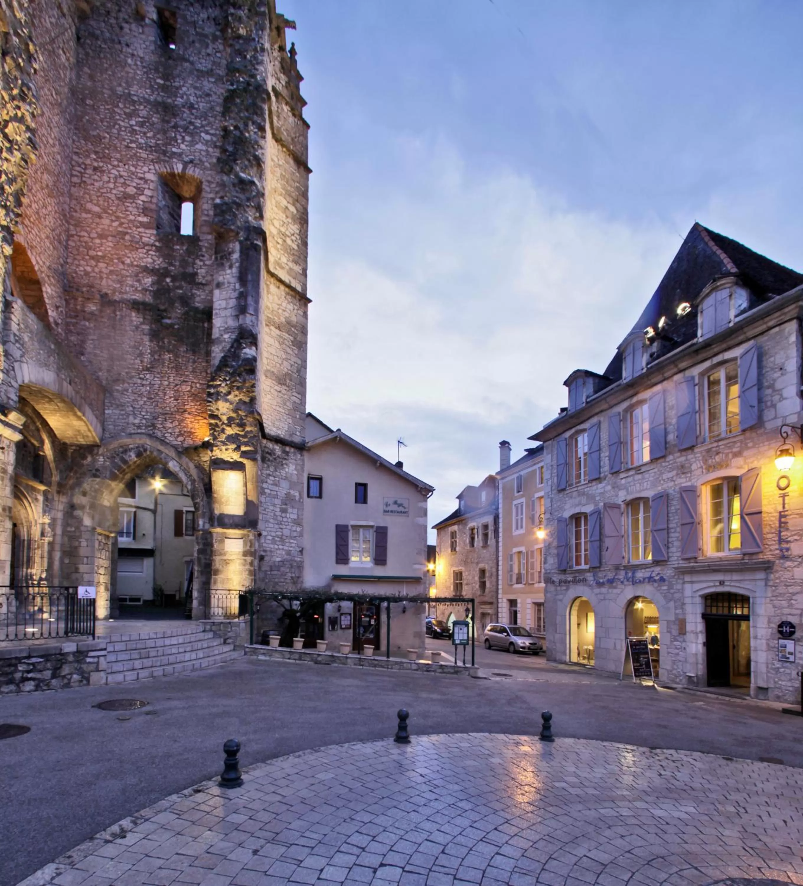Facade/entrance in Le Pavillon Saint-Martin