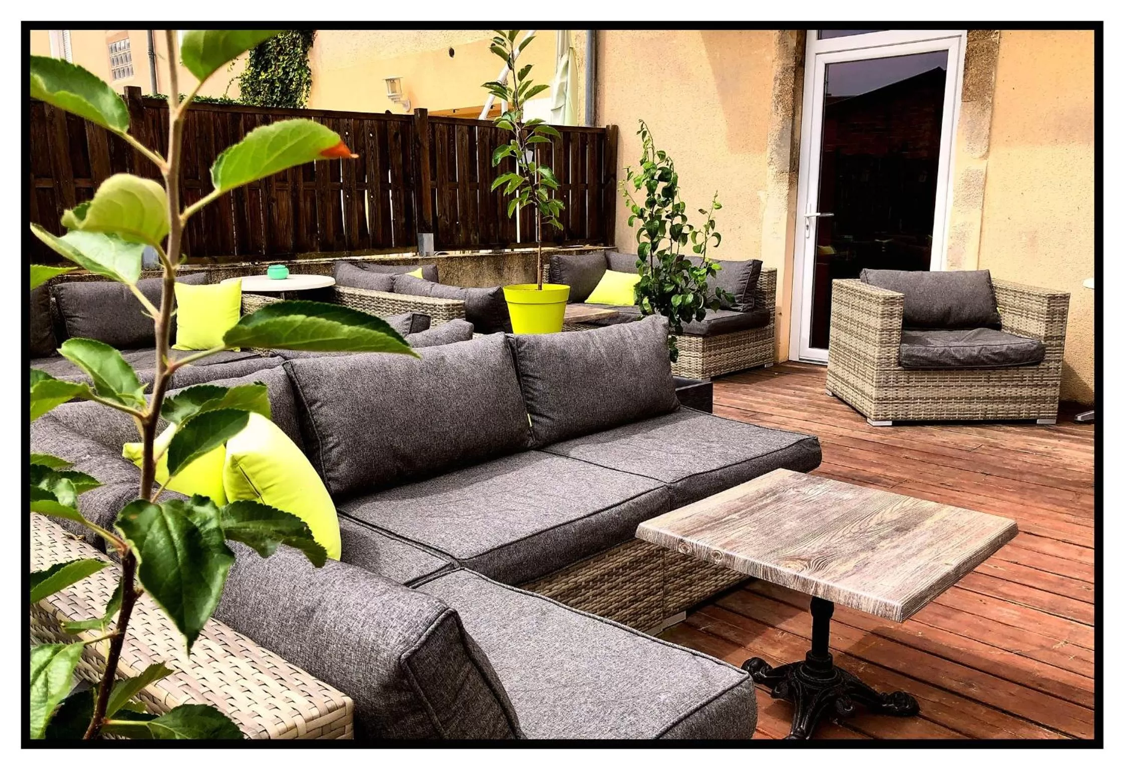 Patio in Dupain & Dubeurre Appart'Hôtel - Parking