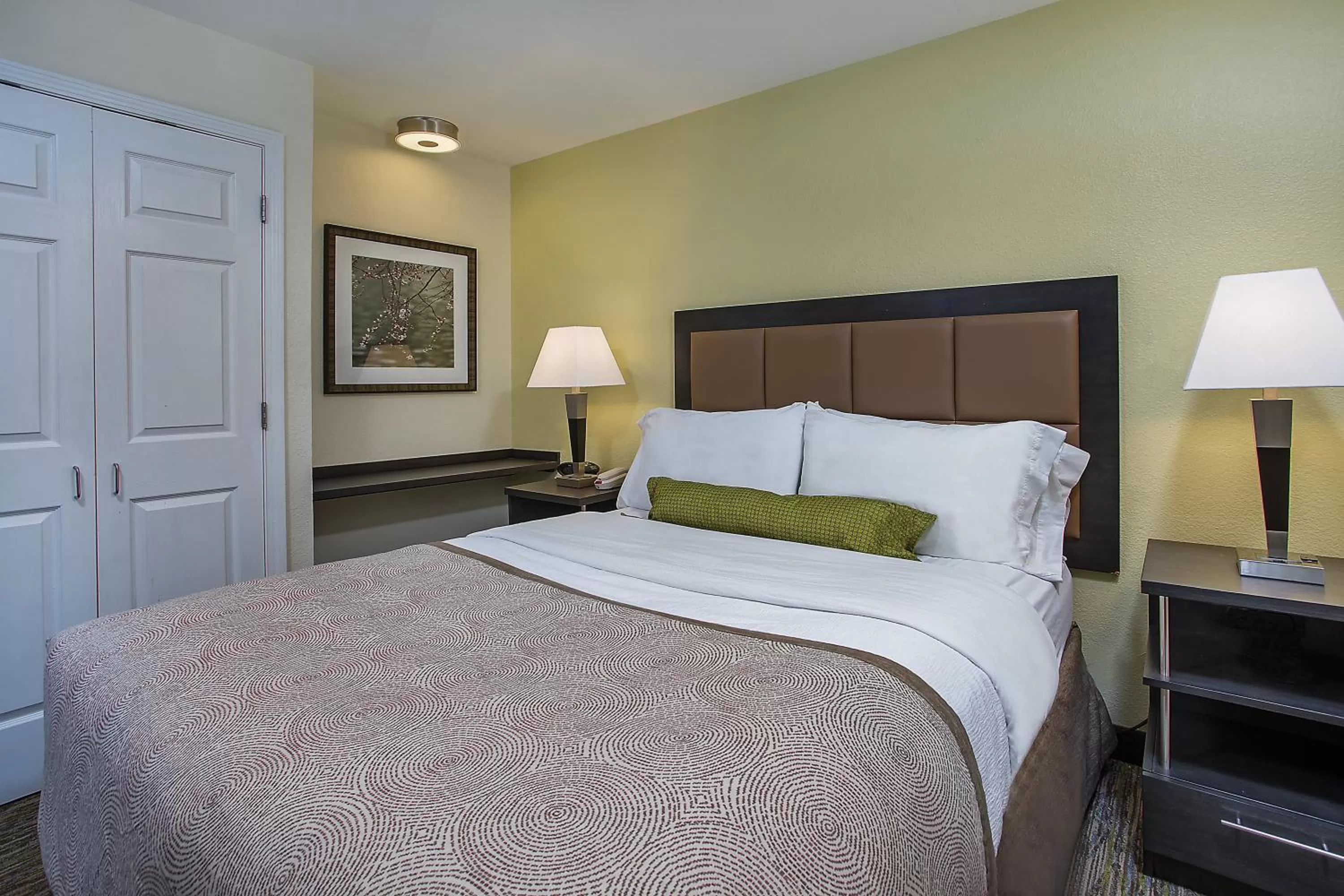 Photo of the whole room, Bed in Candlewood Suites Louisville Airport by IHG