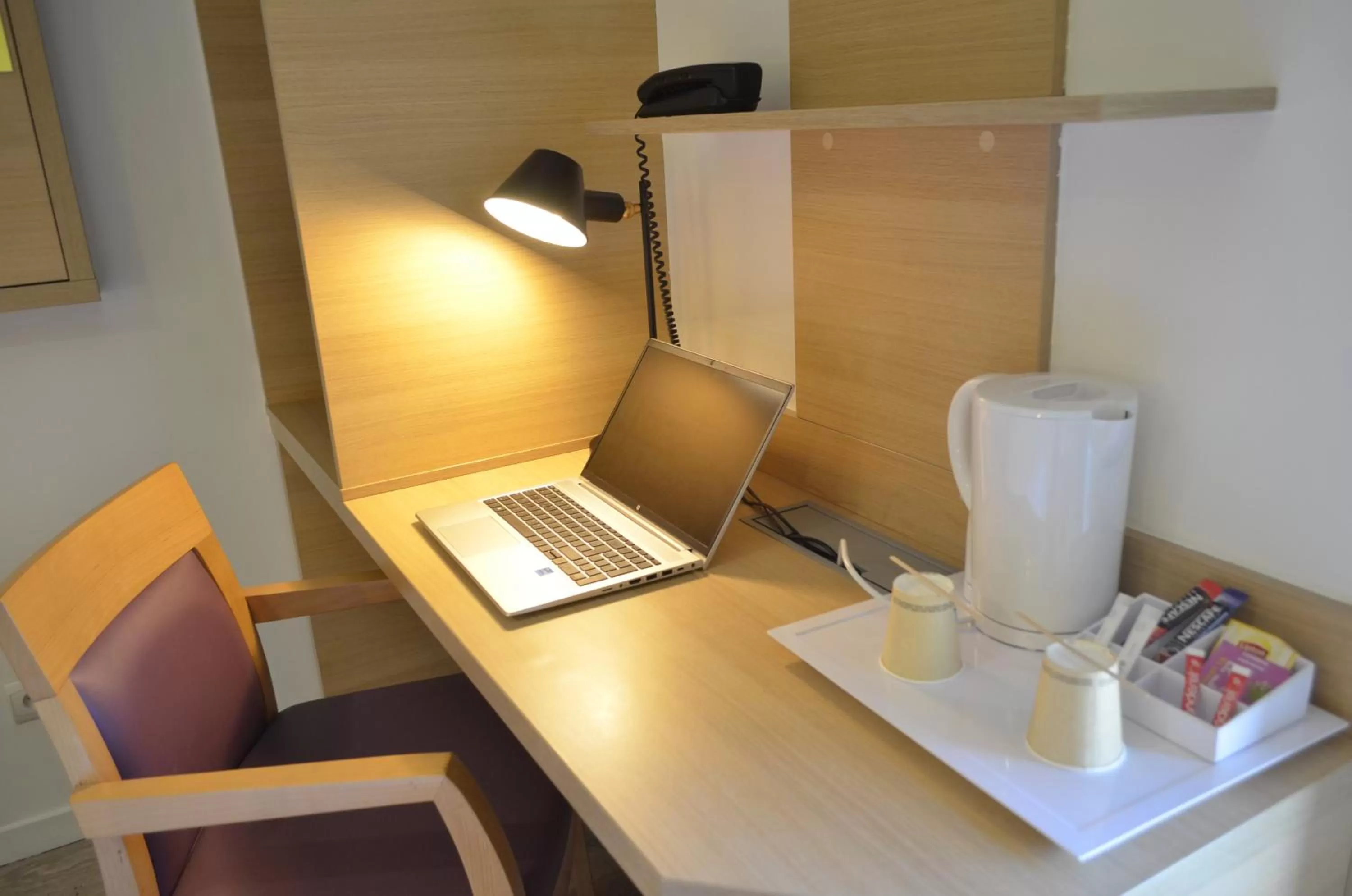 Coffee/tea facilities in EastLodge Lyon Est Eurexpo