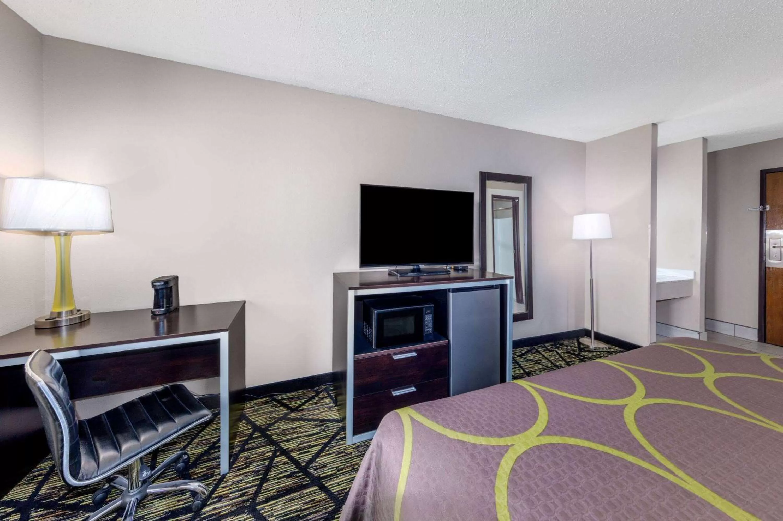 Photo of the whole room, Bed in Super 8 by Wyndham Pratt