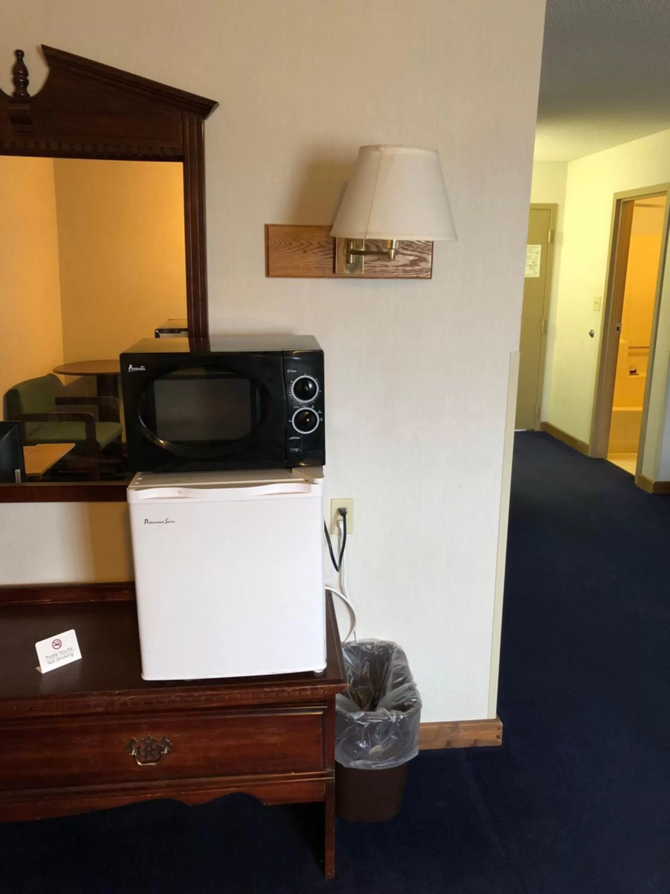 Seating area in Denison Inn & Suites