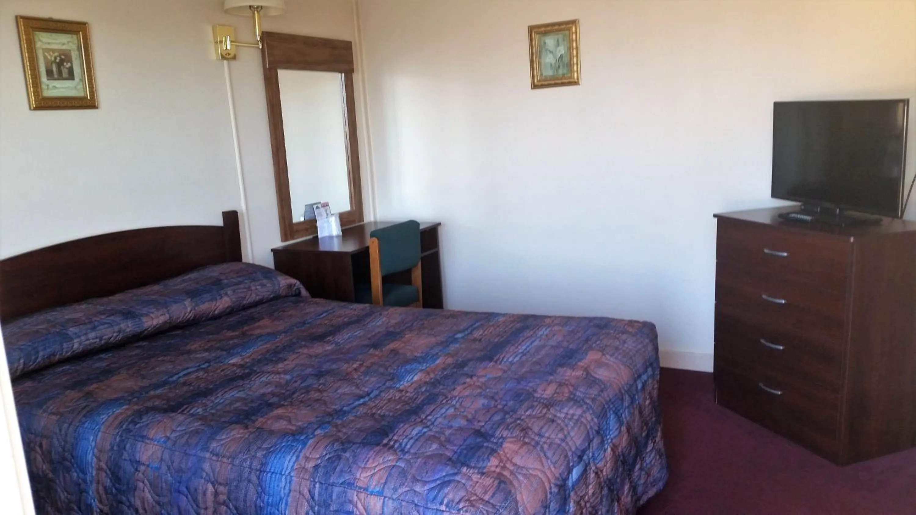 Photo of the whole room in Swiss Cottage Inn