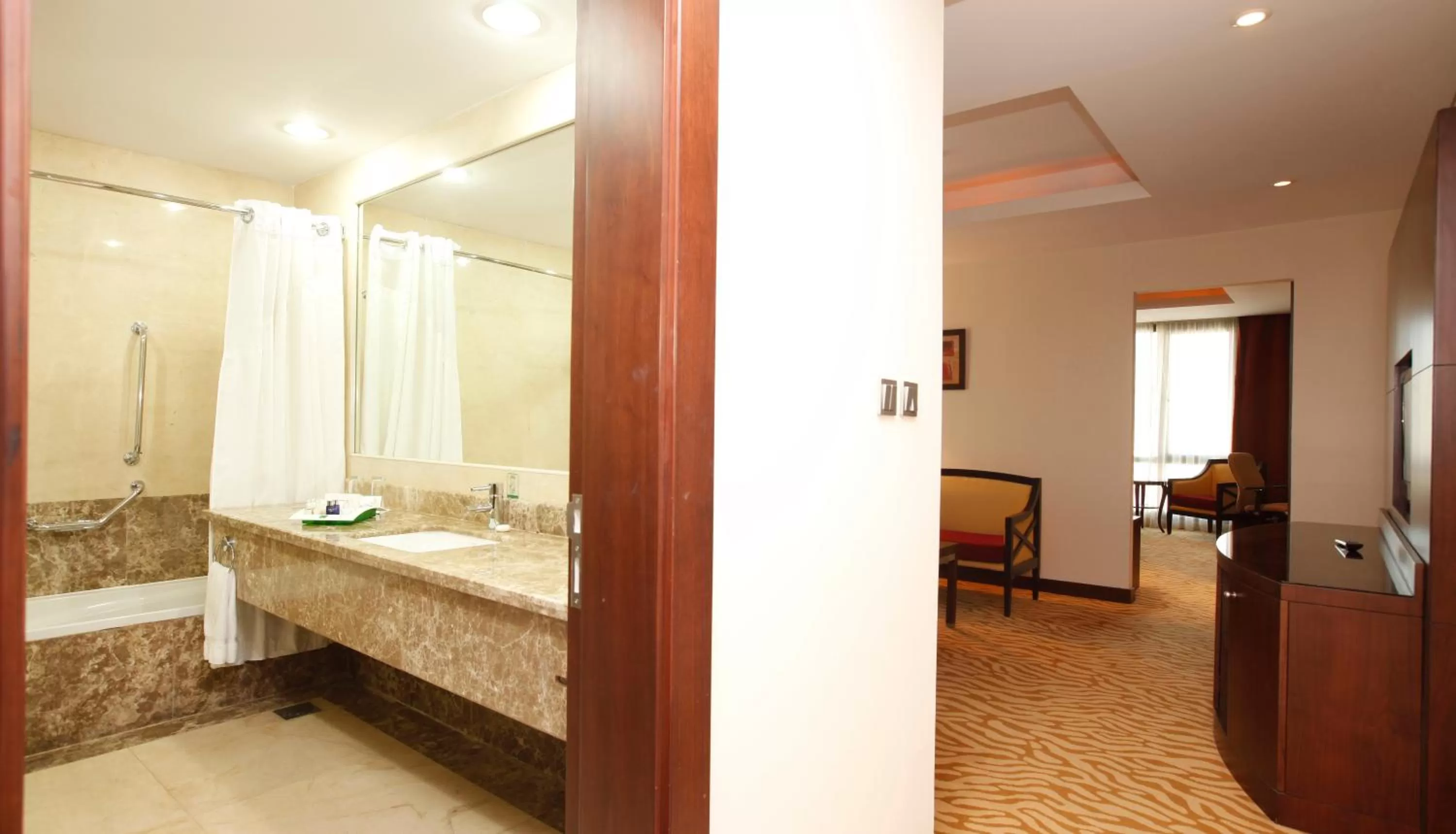 Bathroom, Bed in Holiday Inn Olaya by IHG