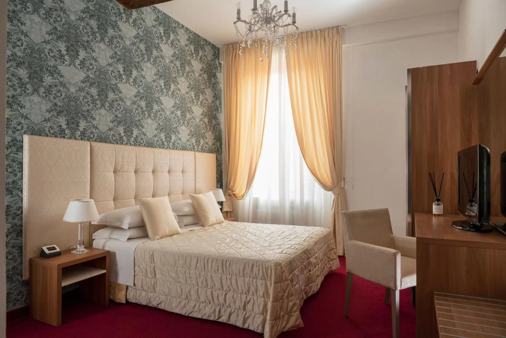 Photo of the whole room, Bed in Albergo Rossini 1936