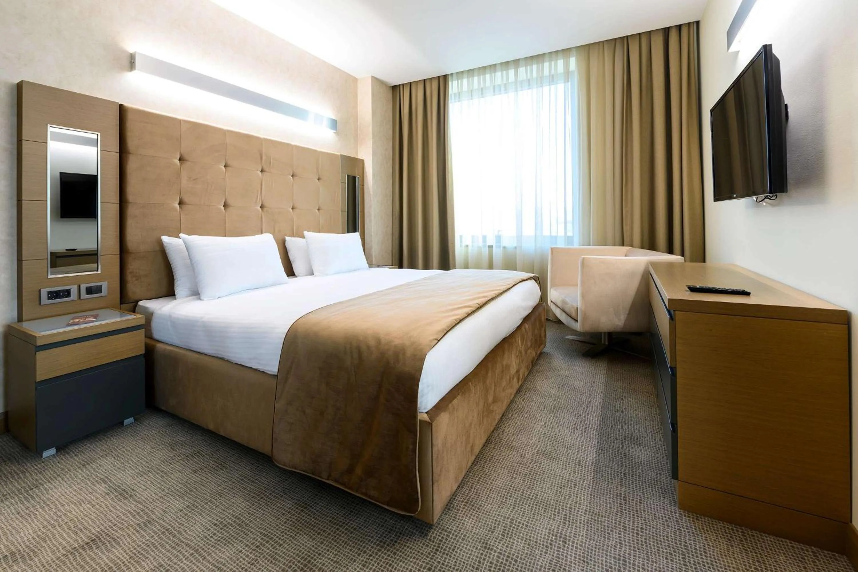 Photo of the whole room, Bed in La Quinta by Wyndham Istanbul Gunesli