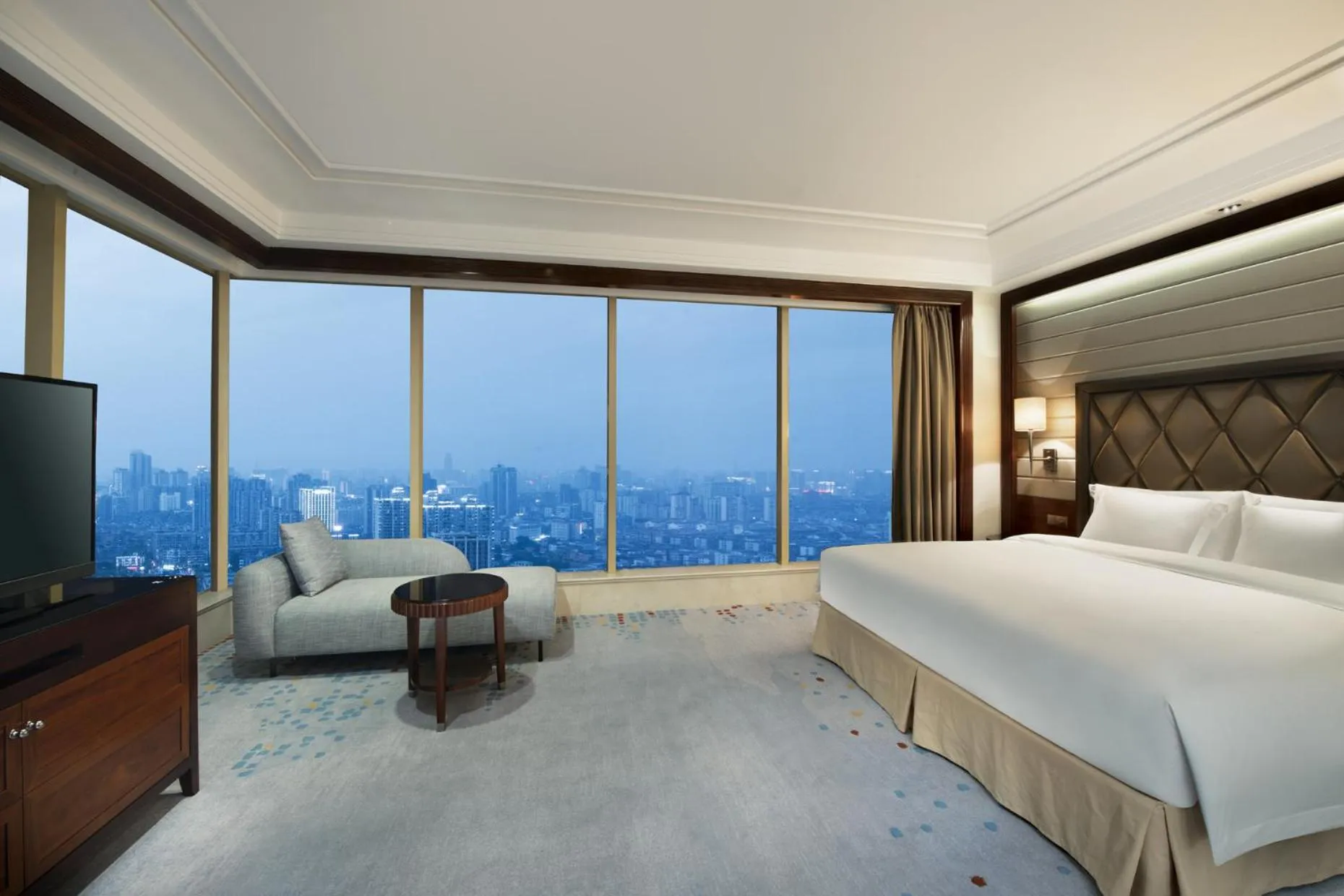 Bedroom, Bed in Crowne Plaza Nanchang Riverside, an IHG Hotel